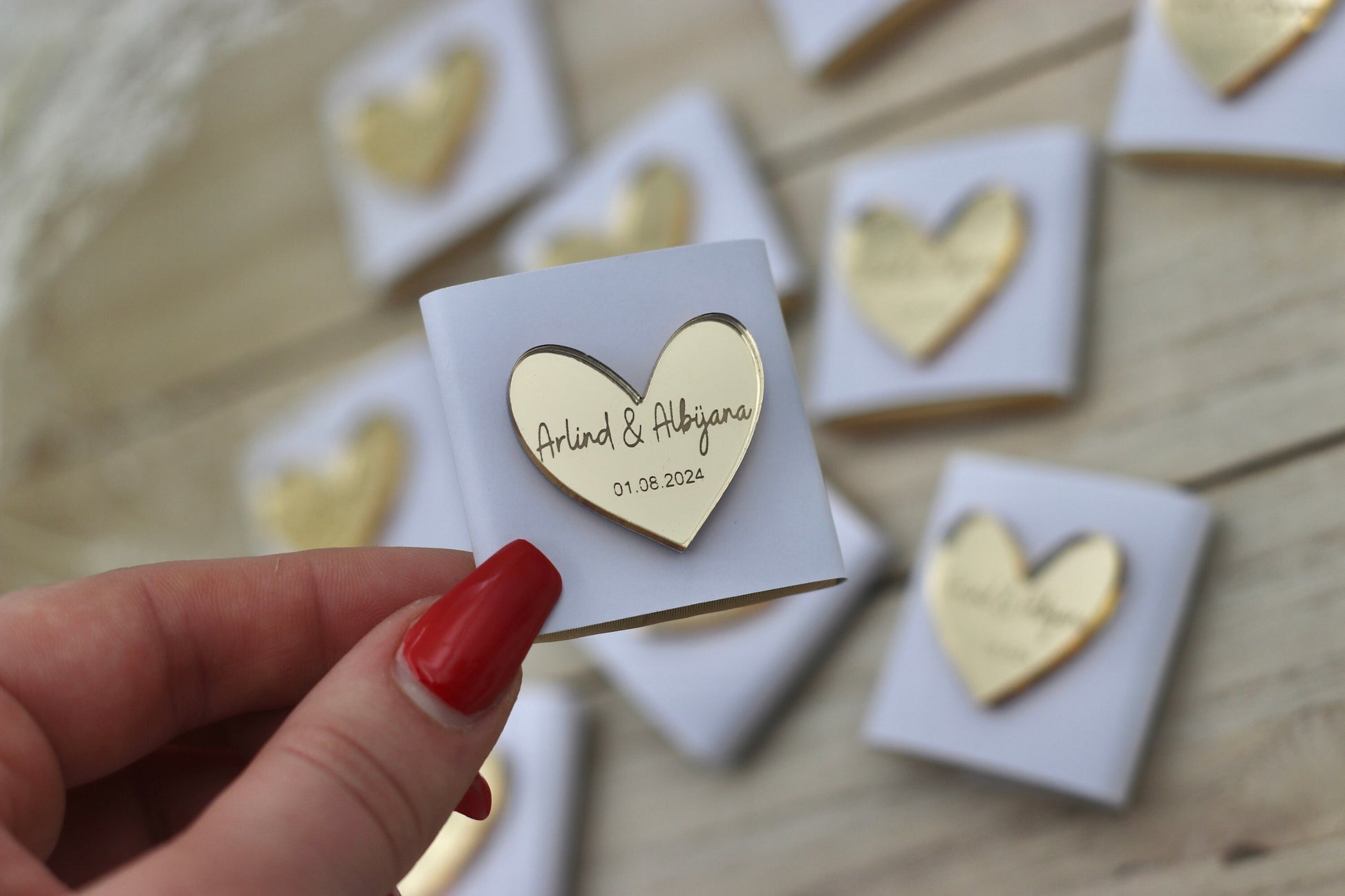 10 x personalisierte Schokoladen mit gravierten Acryl Herz, gold oder silber, mit Namen & Datum