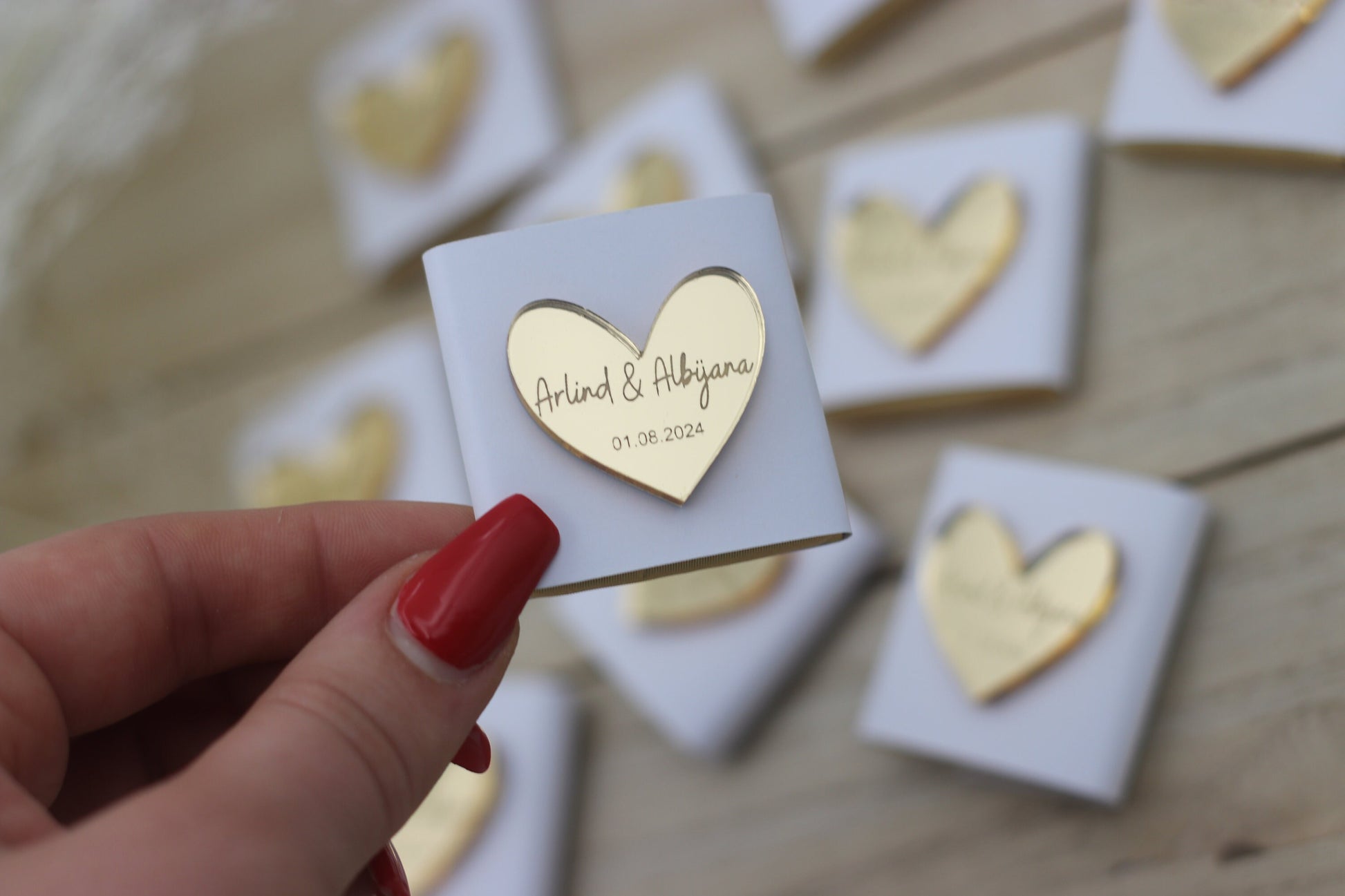 10 x personalisierte Schokoladen mit gravierten Acryl Herz, gold oder silber, mit Namen & Datum