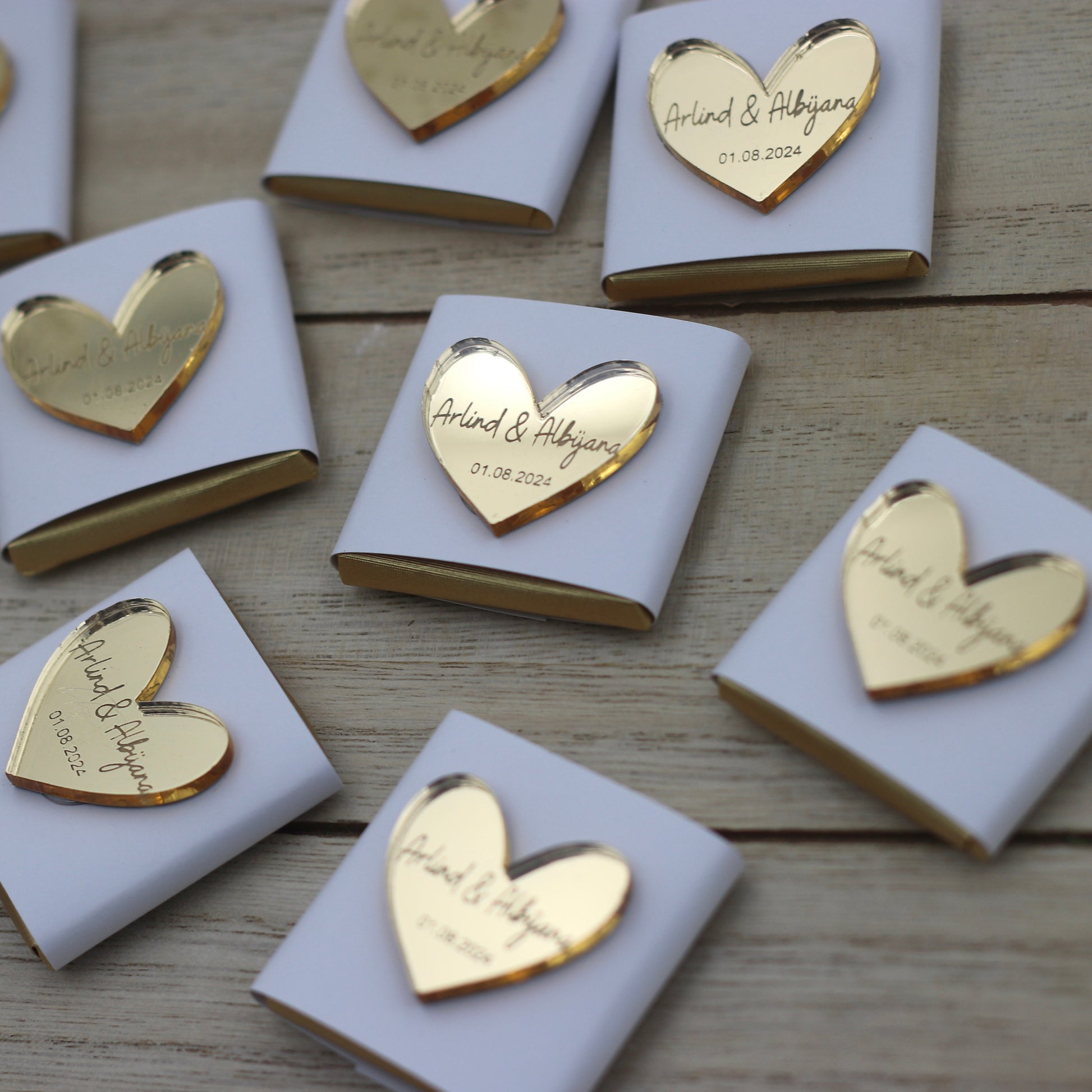 10 x personalisierte Schokoladen mit gravierten Acryl Herz, gold oder silber, mit Namen & Datum
