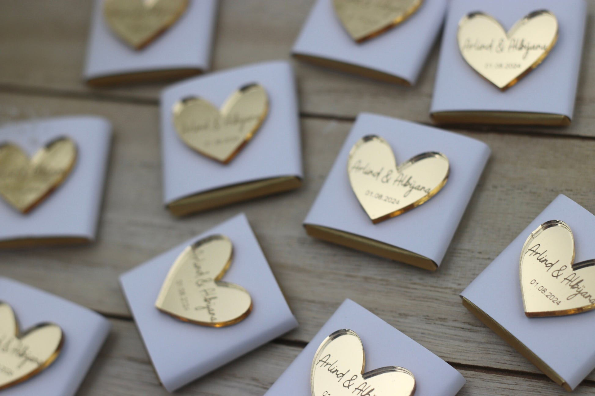 10 x personalisierte Schokoladen mit gravierten Acryl Herz, gold oder silber, mit Namen & Datum