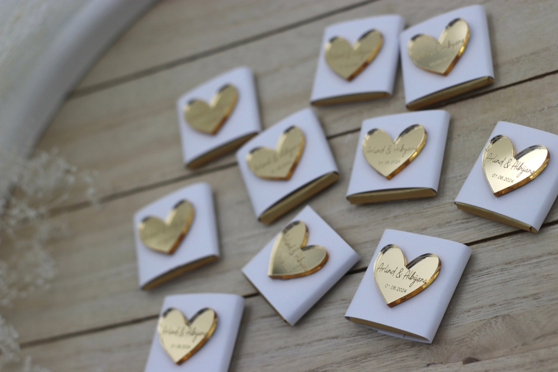 10 x personalisierte Schokoladen mit gravierten Acryl Herz, gold oder silber, mit Namen & Datum