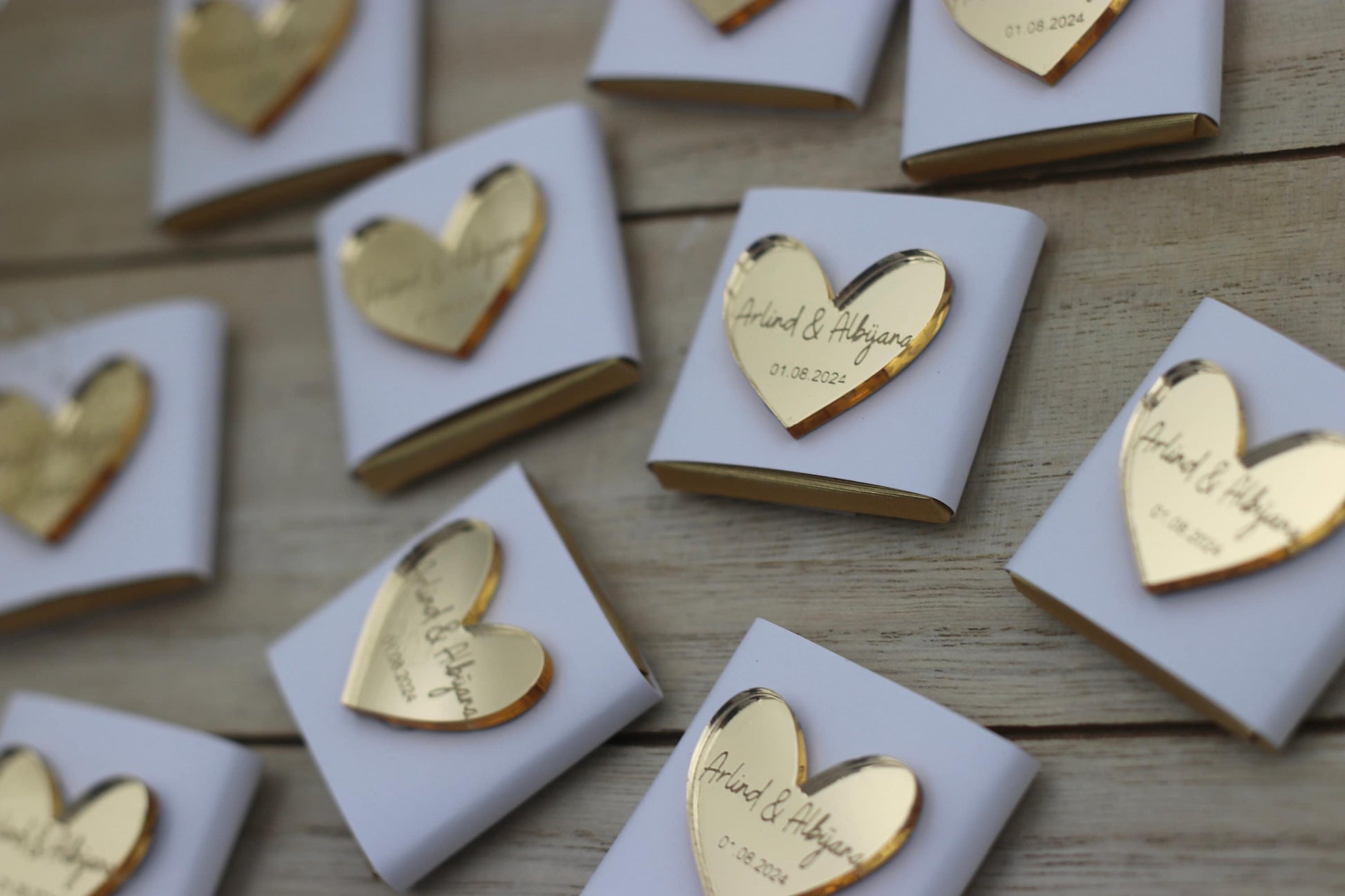 10 x personalisierte Schokoladen mit gravierten Acryl Herz, gold oder silber, mit Namen & Datum