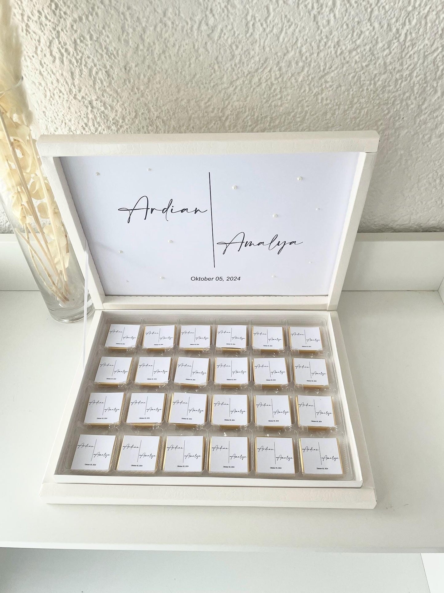 Schokobox personalisiert mit Namen & Datum - mit dekorativen Perlen - weiß minimalistisch Hochzeit Verlobung Sözümüz Söz