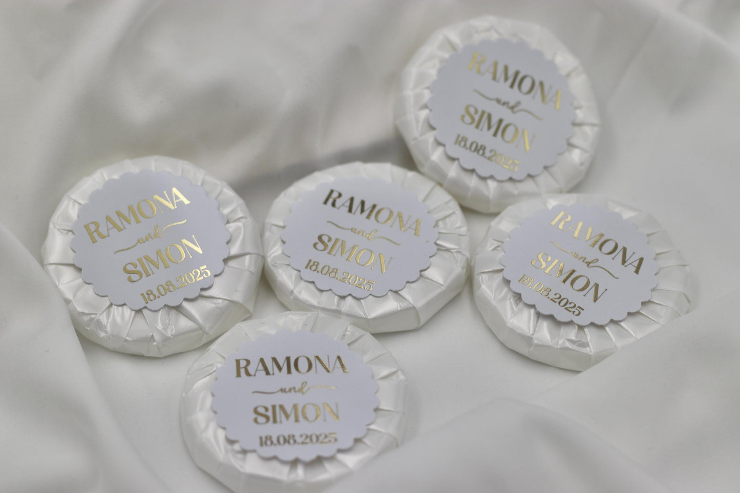 Gastgeschenk Hochzeit (10 Stück) - Mini Seife, frisch duftend, personalisiert mit Namen & Datum. Schrift in gold, silber oder schwarz.