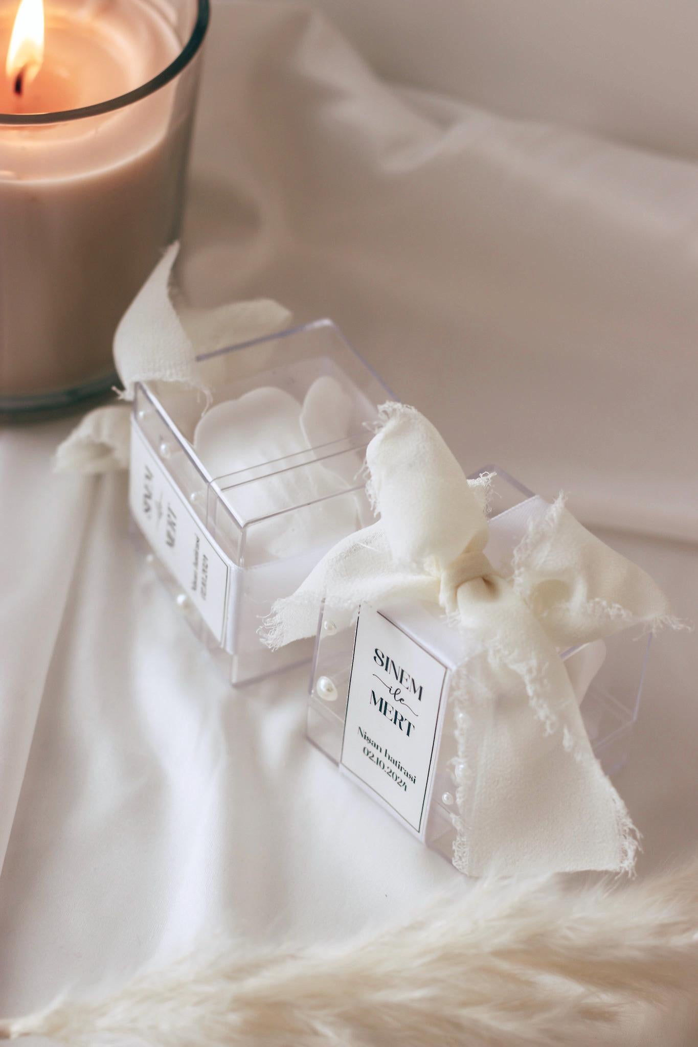 Gastgeschenk Hochzeit Rosenbox mit Perlen, Personalisierung & Chiffonband