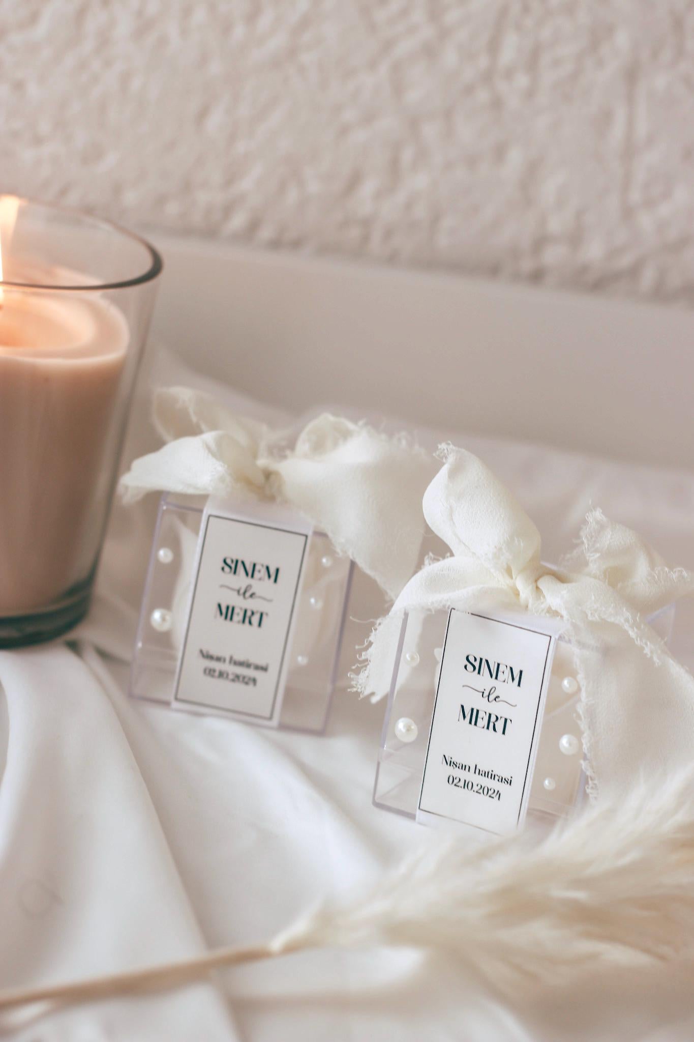 Gastgeschenk Hochzeit Rosenbox mit Perlen, Personalisierung & Chiffonband