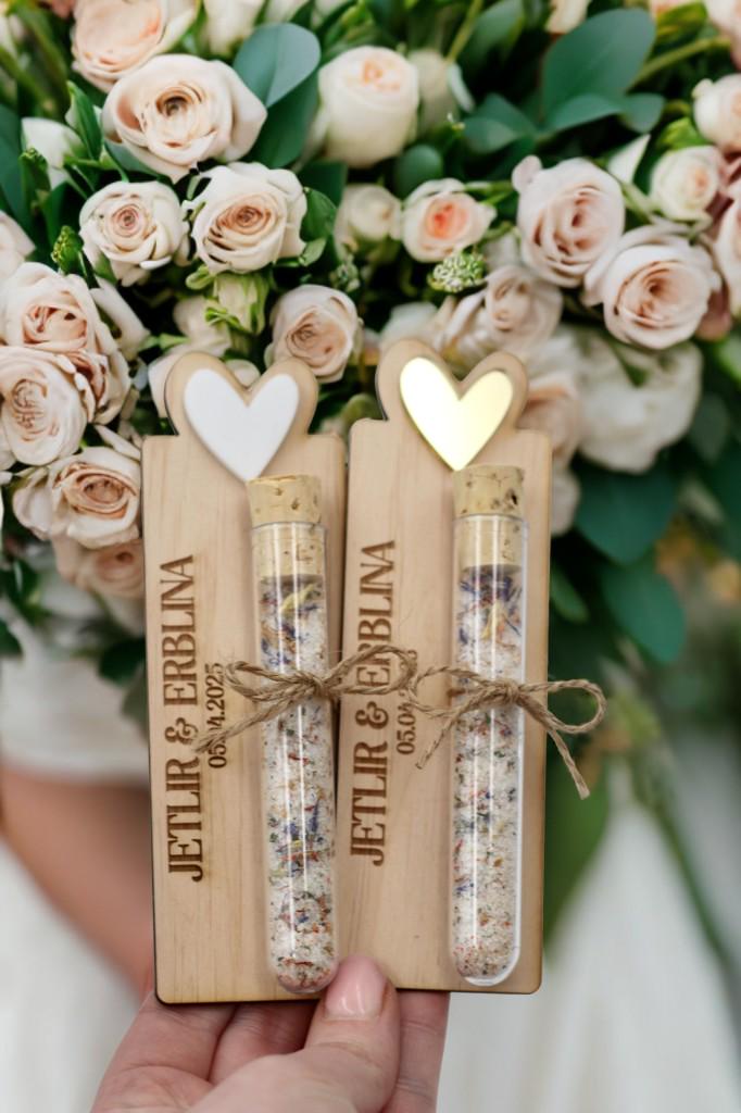 Gastgeschenke Hochzeit personalisiert Blütensalz, hochwertige Gravur & Acrylherz in verschiedenen Farben, Reagenzglas,