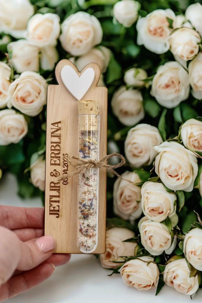 Gastgeschenke Hochzeit personalisiert Blütensalz, hochwertige Gravur & Acrylherz in verschiedenen Farben, Reagenzglas,