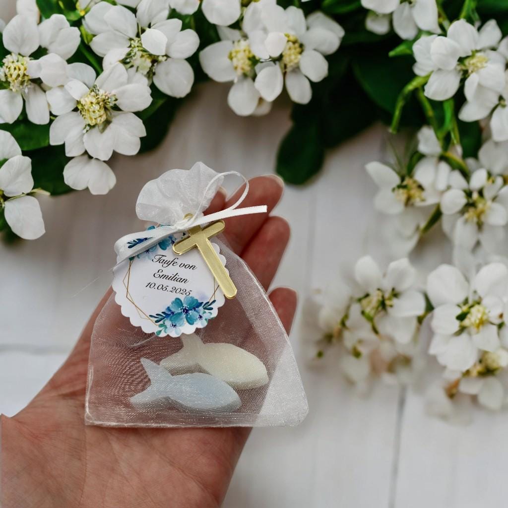 Gastgeschenk zur Taufe personalisiert mit Namen & Datum - Fisch Seife - Personalisiertes Etikett verschiedene Muster - Acryl Kreuz Deko