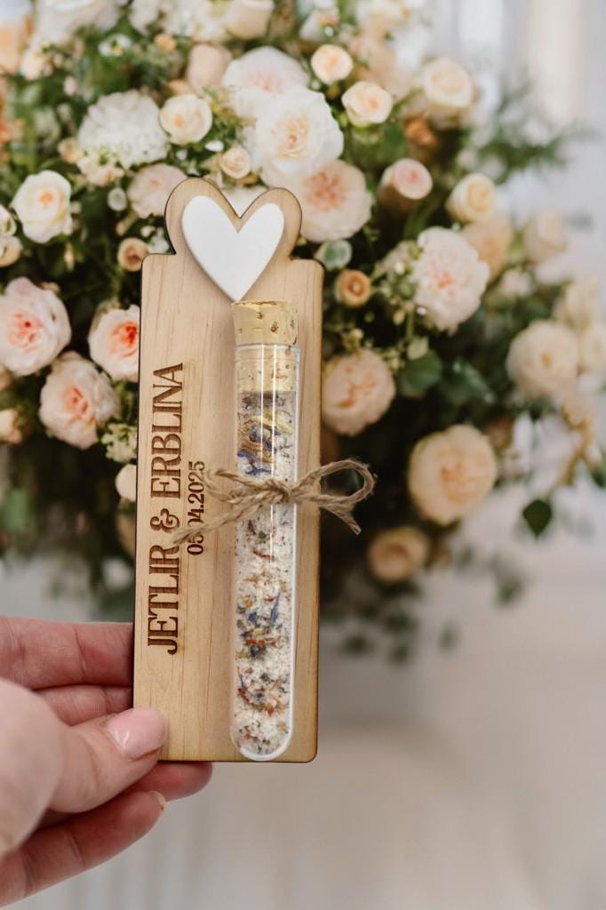 Gastgeschenke Hochzeit personalisiert Blütensalz, hochwertige Gravur & Acrylherz in verschiedenen Farben, Reagenzglas,