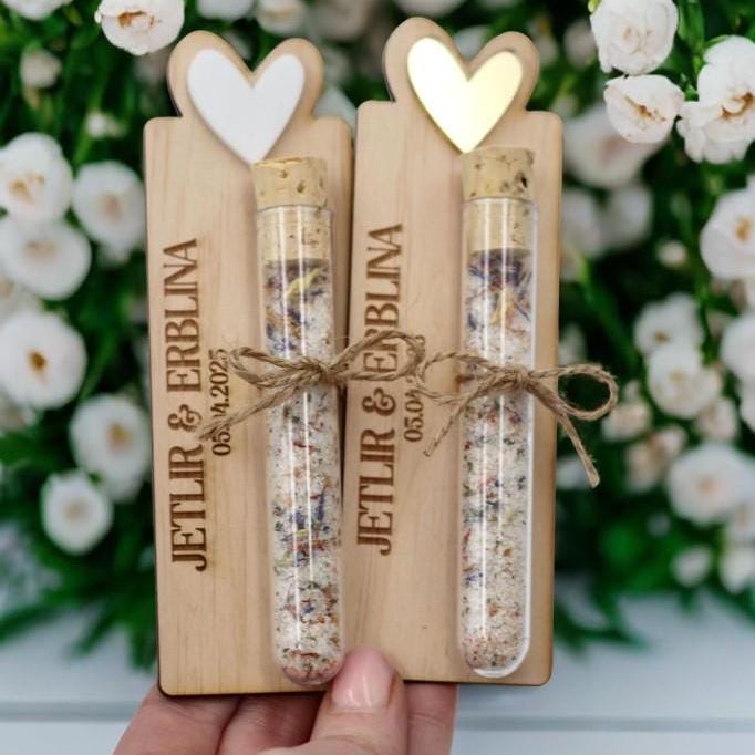Gastgeschenke Hochzeit personalisiert Blütensalz, hochwertige Gravur & Acrylherz in verschiedenen Farben, Reagenzglas,