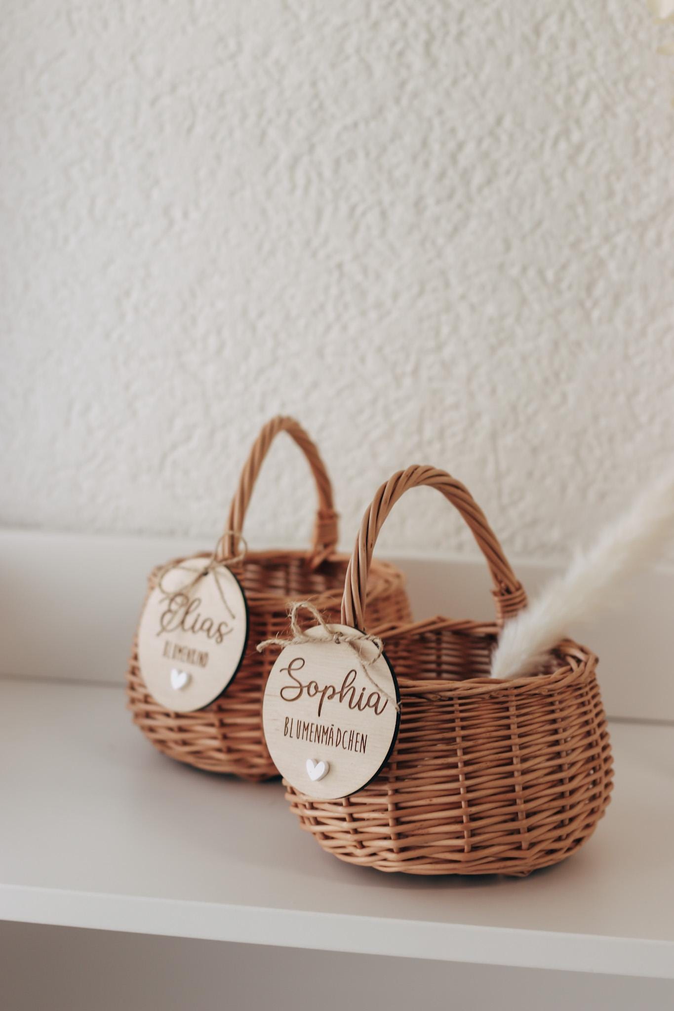 Blumenkorb Hochzeit personalisiert | Weidenkorb für Blumenmädchen - Blumenkind mit Namensanhänger & Herz | weiß oder braun