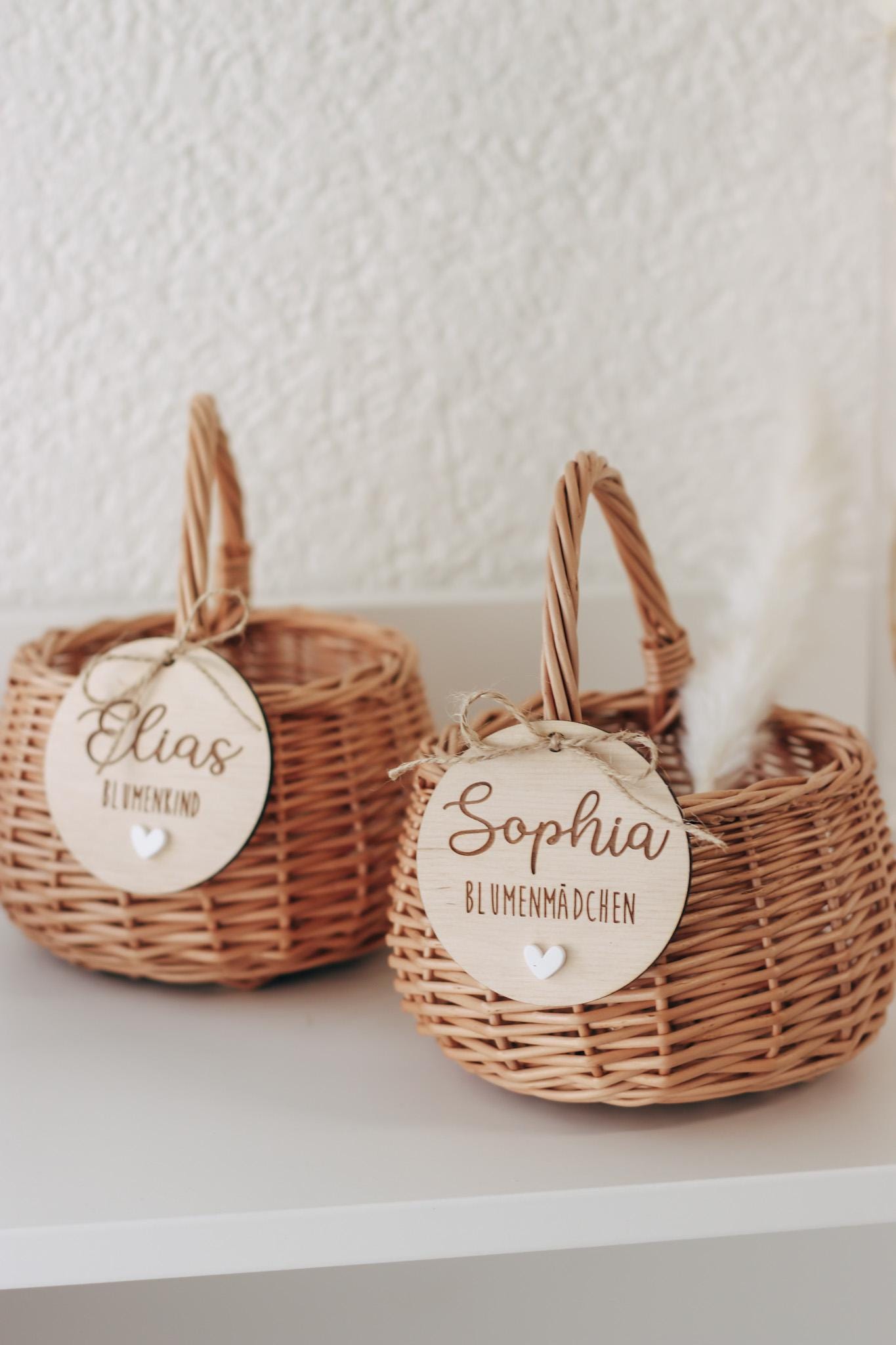 Blumenkorb Hochzeit personalisiert | Weidenkorb für Blumenmädchen - Blumenkind mit Namensanhänger & Herz | weiß oder braun