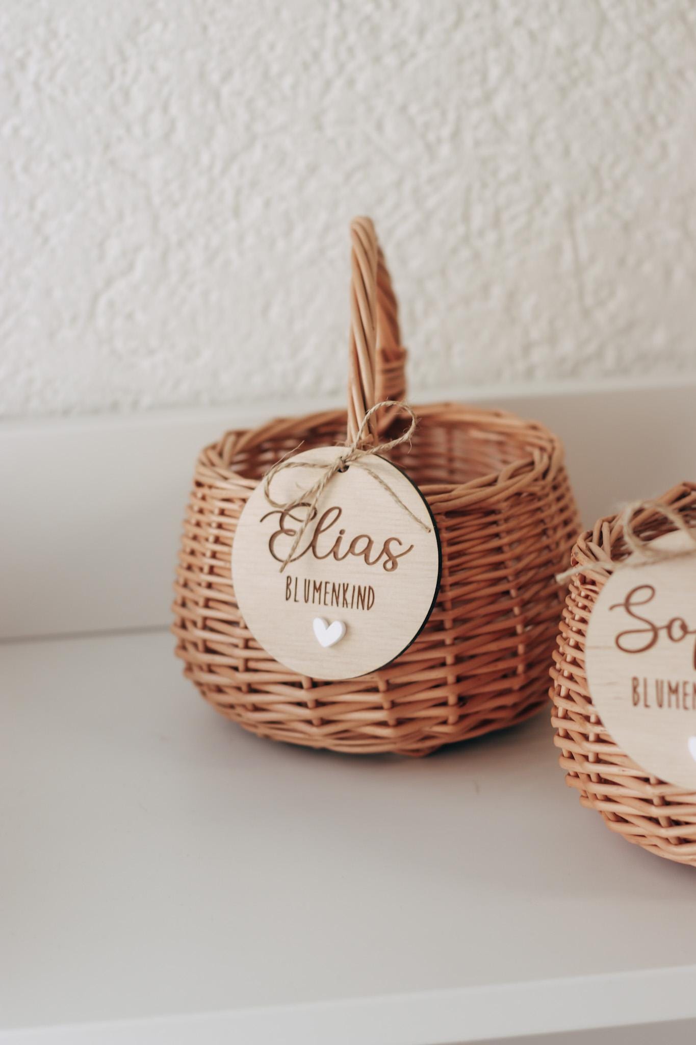 Blumenkorb Hochzeit personalisiert | Weidenkorb für Blumenmädchen - Blumenkind mit Namensanhänger & Herz | weiß oder braun