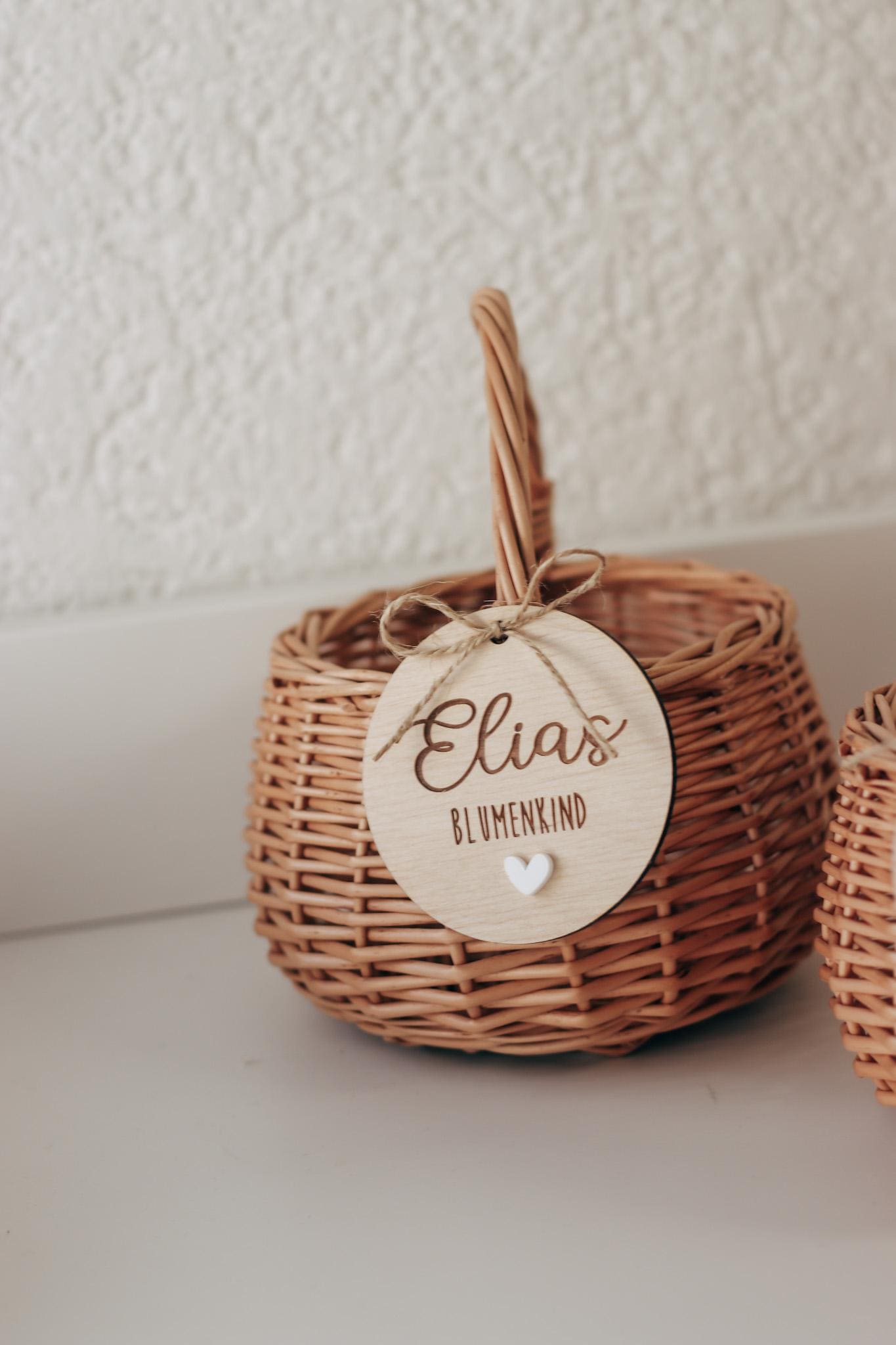 Blumenkorb Hochzeit personalisiert | Weidenkorb für Blumenmädchen - Blumenkind mit Namensanhänger & Herz | weiß oder braun