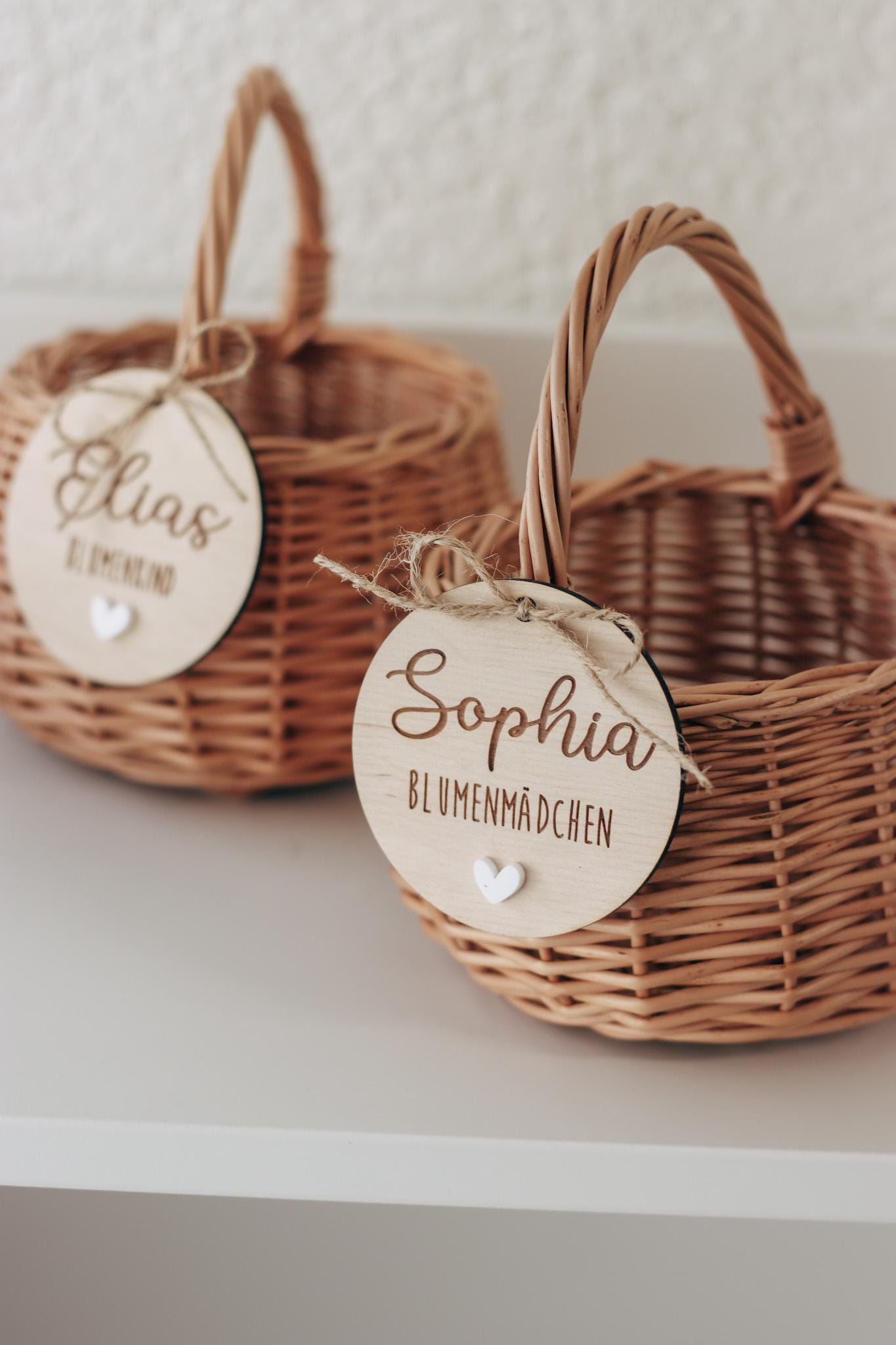 Blumenkorb Hochzeit personalisiert | Weidenkorb für Blumenmädchen - Blumenkind mit Namensanhänger & Herz | weiß oder braun