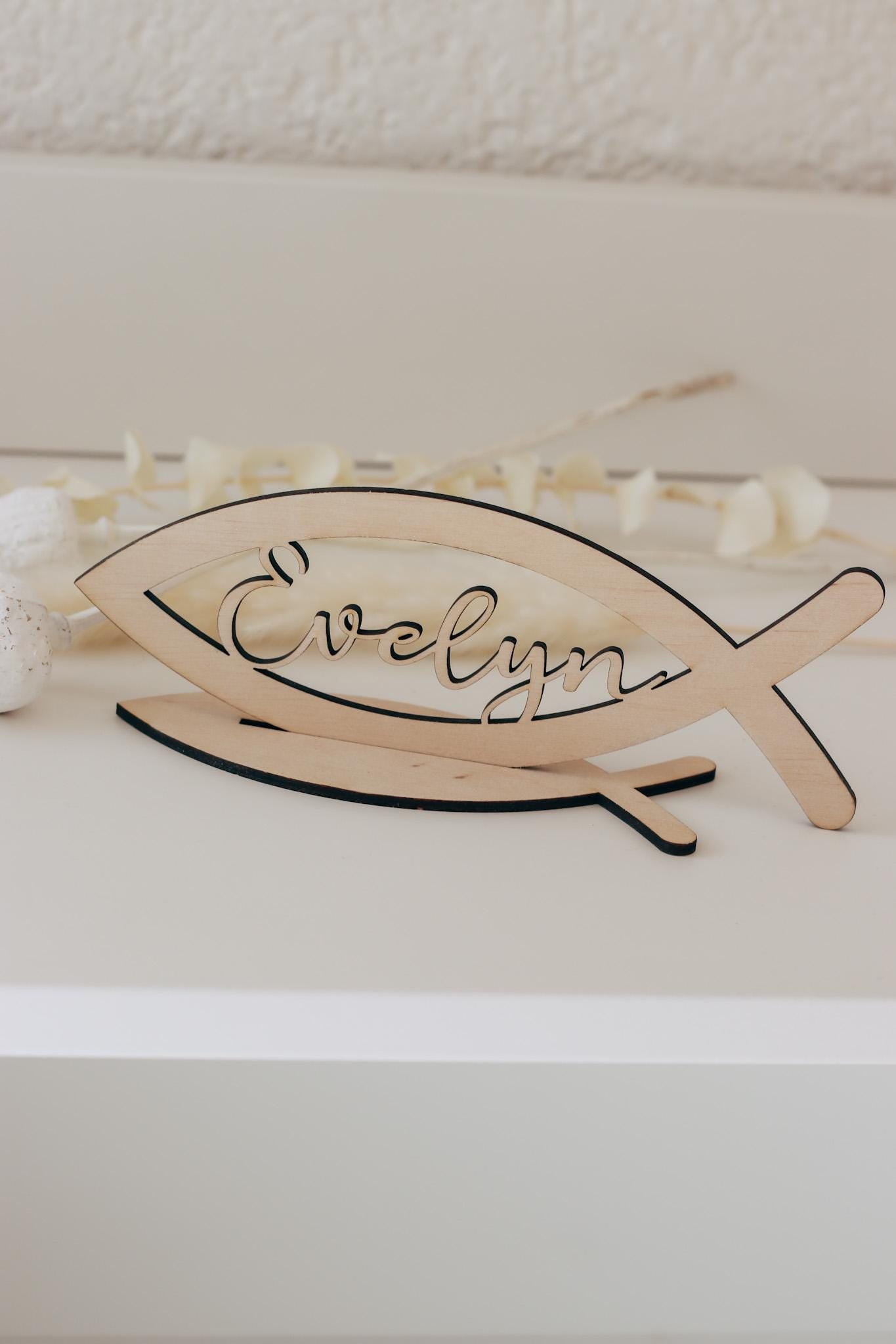Taufdeko Fisch-Aufsteller aus Holz mit Namen | personalisiert | Geschenk zur Taufe oder Kommunion | Taufe Dekoration