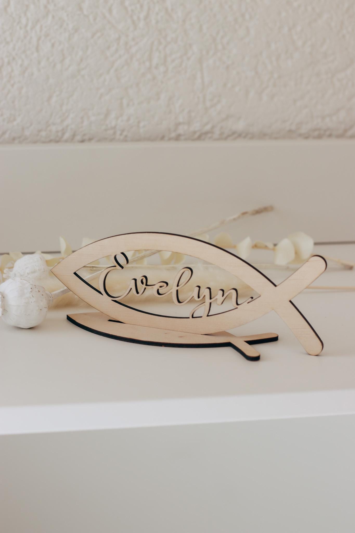 Taufdeko Fisch-Aufsteller aus Holz mit Namen | personalisiert | Geschenk zur Taufe oder Kommunion | Taufe Dekoration