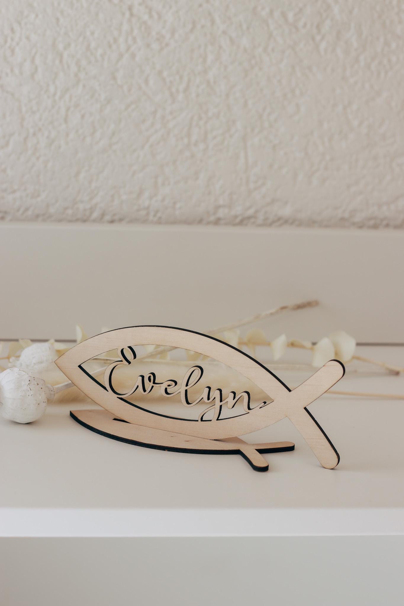 Taufdeko Fisch-Aufsteller aus Holz mit Namen | personalisiert | Geschenk zur Taufe oder Kommunion | Taufe Dekoration
