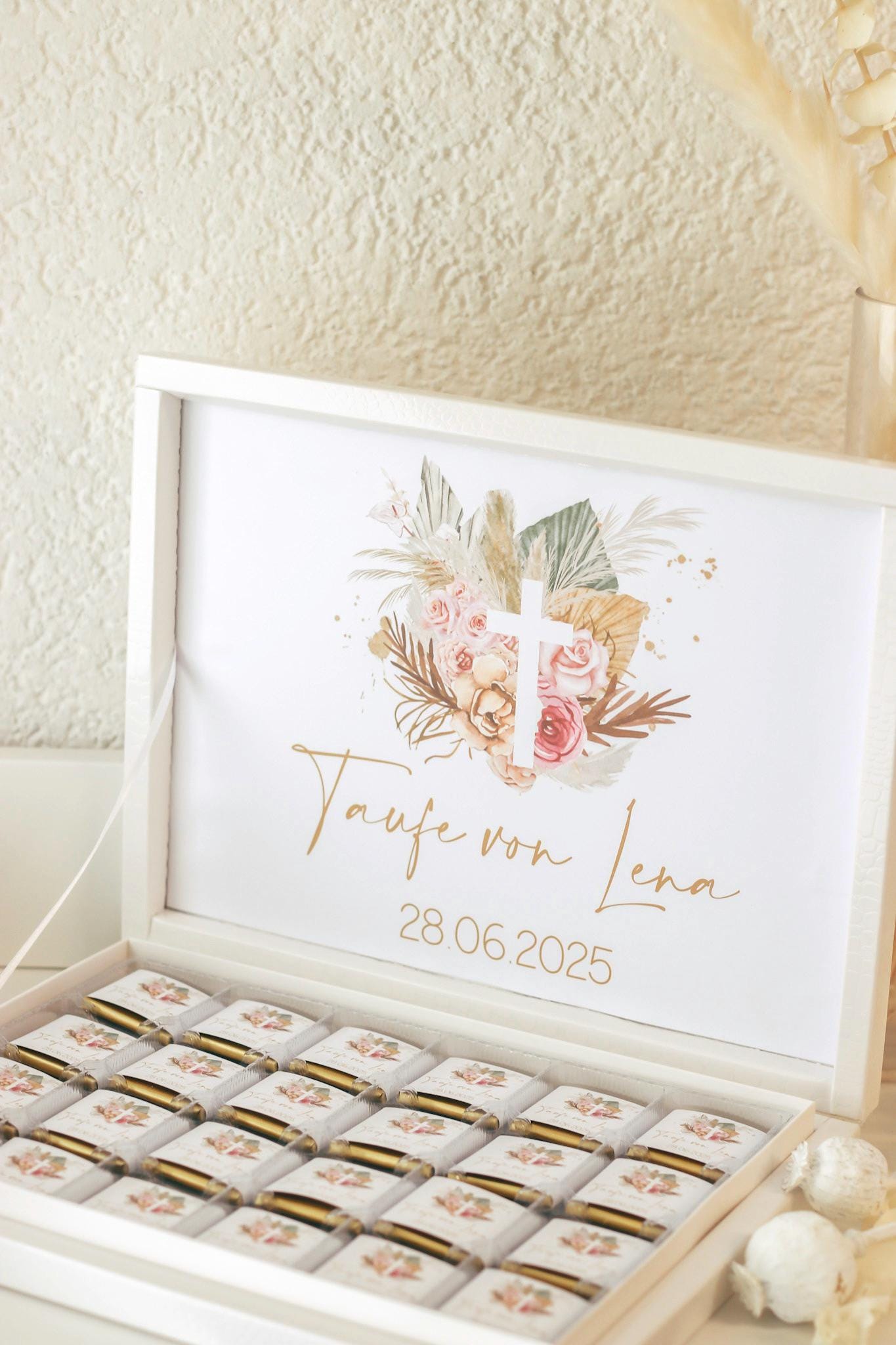Personalisierte Schokobox Taufe Kommunion mit 24 oder 48 Vollmilch-Schokoladen – Personalisierbar mit Name & Datum – Boho Stil mit Goldkreuz
