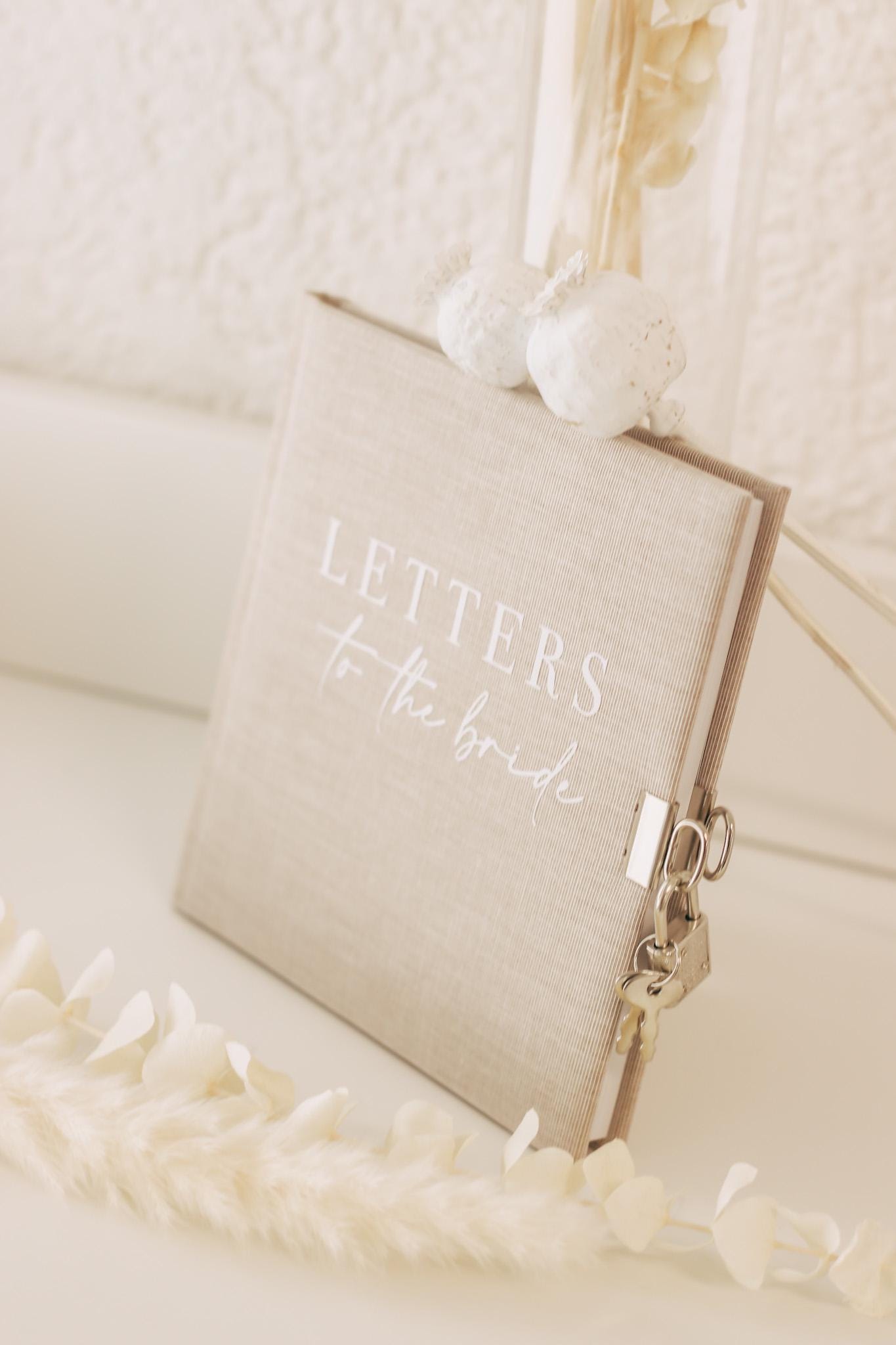 Letters to the Bride Buch mit Schloss | Leinenbuch Beige für die Braut | JGA Geschenk Trauzeugin Brautjungfer Erinnerungsalbum