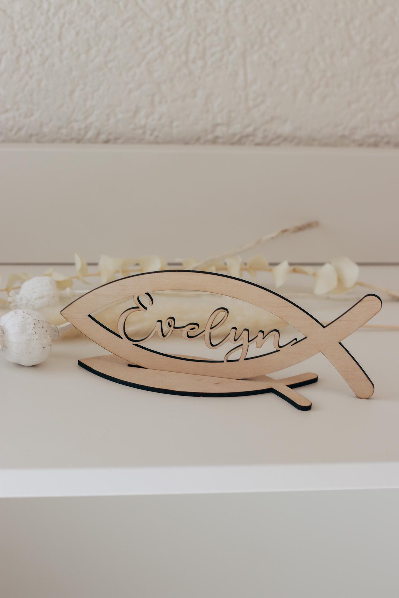 Taufdeko Fisch-Aufsteller aus Holz mit Namen | personalisiert | Geschenk zur Taufe oder Kommunion | Taufe Dekoration