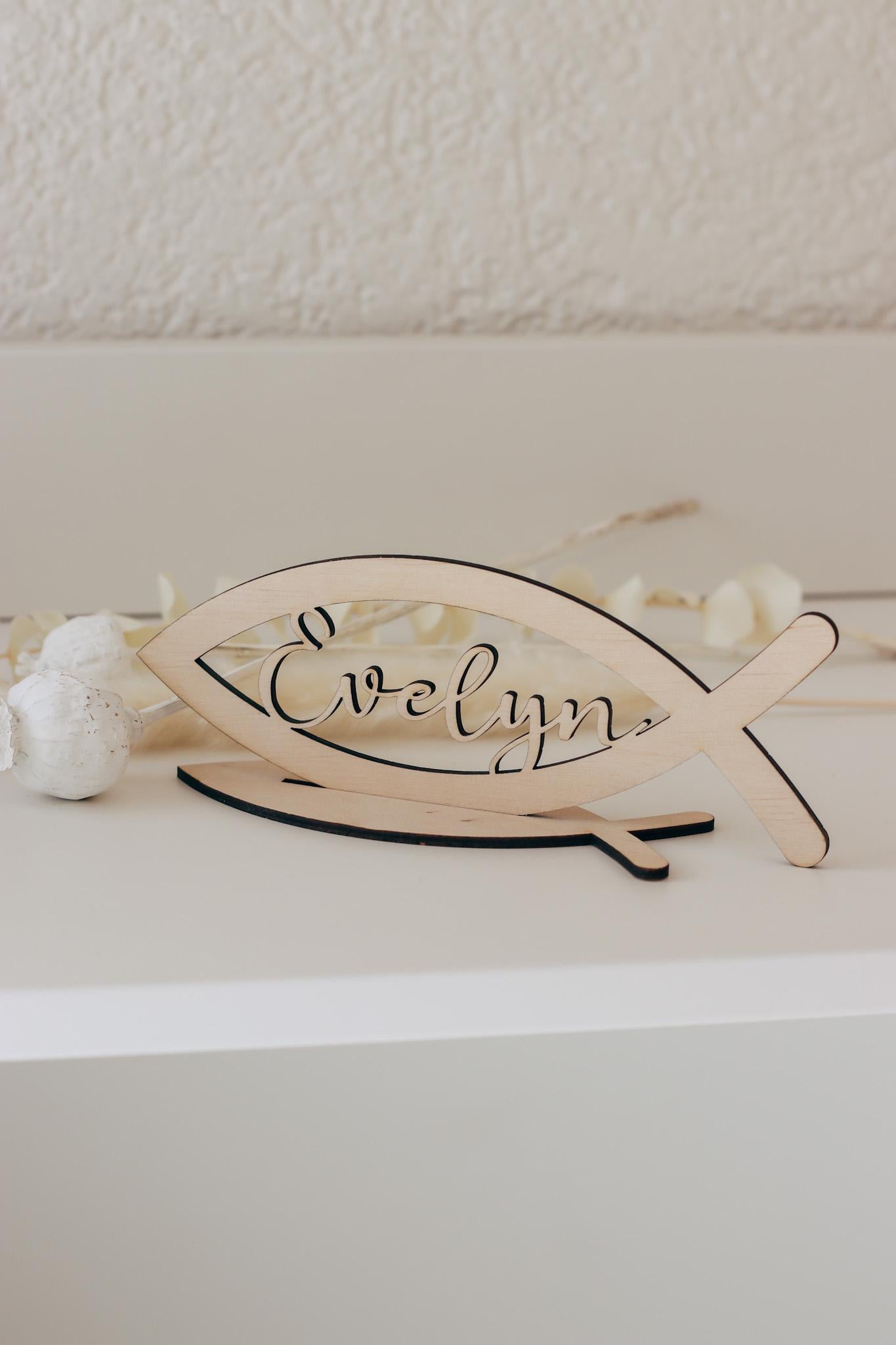 Taufdeko Fisch-Aufsteller aus Holz mit Namen | personalisiert | Geschenk zur Taufe oder Kommunion | Taufe Dekoration