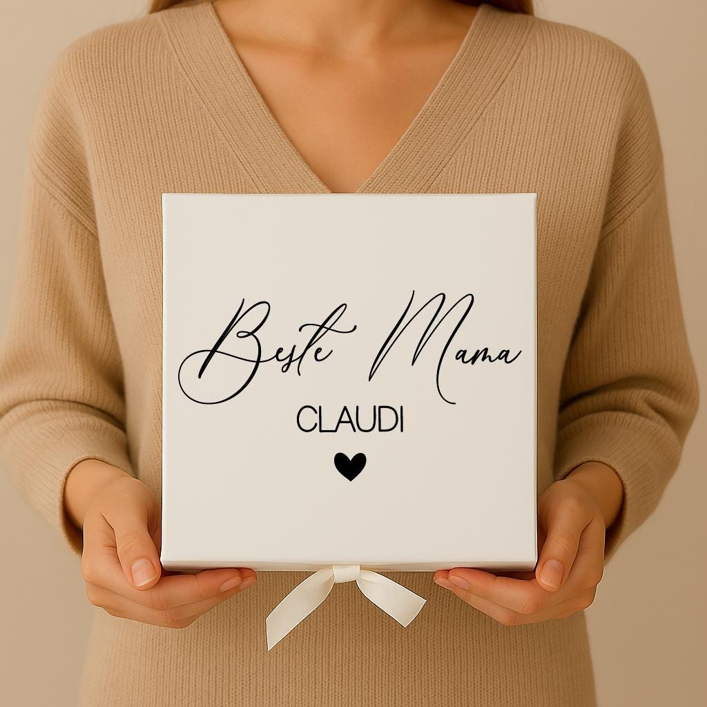 Personalisierte Geschenkbox „Beste Mama“ – Weiße Box mit Satinschleife + Holzwolle – Muttertagsgeschenk individuell mit Name & Schriftfarbe