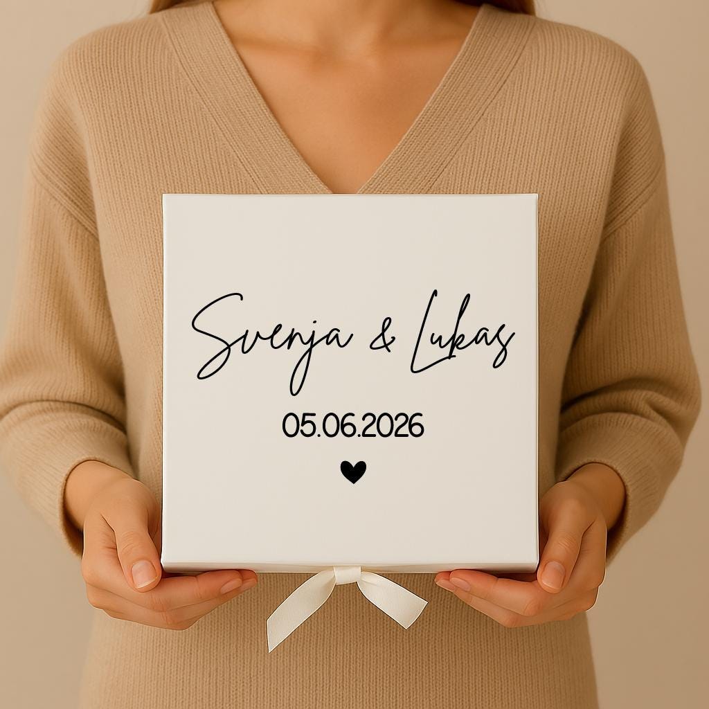 Personalisierte Geschenkbox Hochzeit – Weiße Box mit Satinschleife & Holzwolle – Name / Hochzeitsdatum – Geschenk Brautpaar individuell