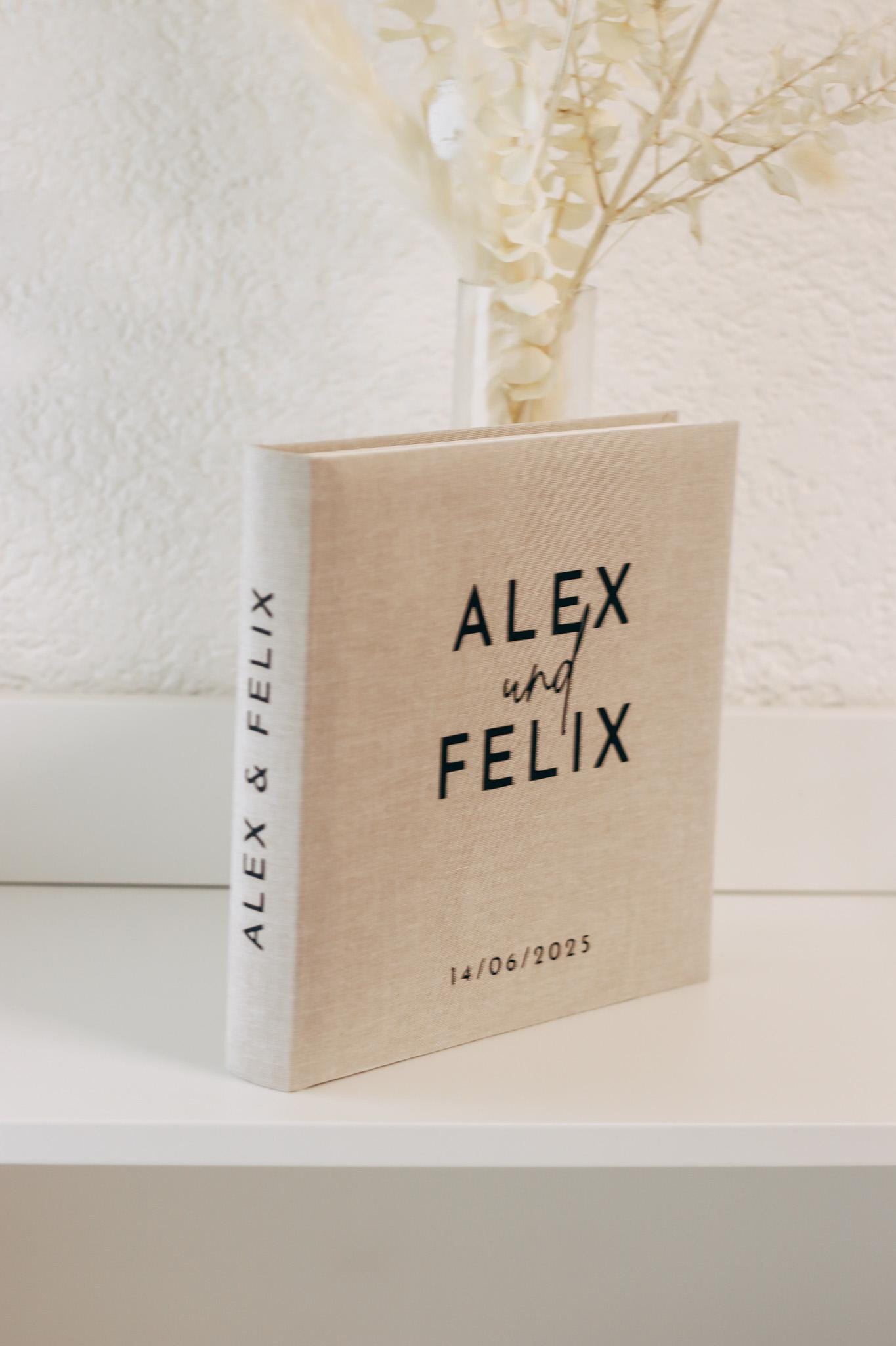 Personalisierbares Leinen-Gästebuch/Fotoalbum 25x25 cm | Beige | Hochzeit, Verlobung, Personalisiert mit Namen & Datum