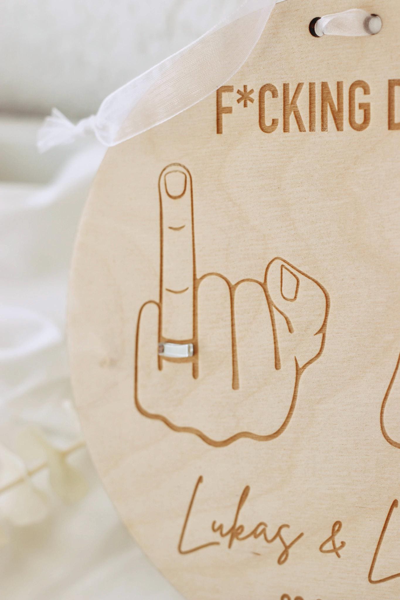 Hochzeitsschild f*cking did it – Mittelfinger Holzschild personalisiert – 3D Ringe und Nägel – Gravur Namen & Datum – 20 cm - Brautpar