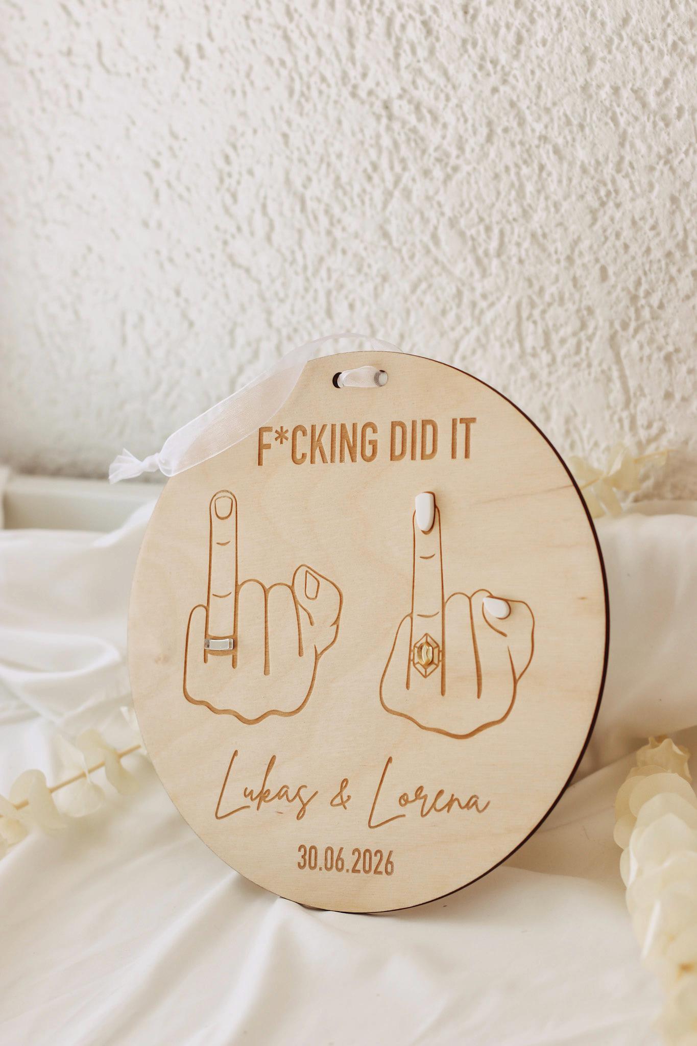 Hochzeitsschild f*cking did it – Mittelfinger Holzschild personalisiert – 3D Ringe und Nägel – Gravur Namen & Datum – 20 cm - Brautpar