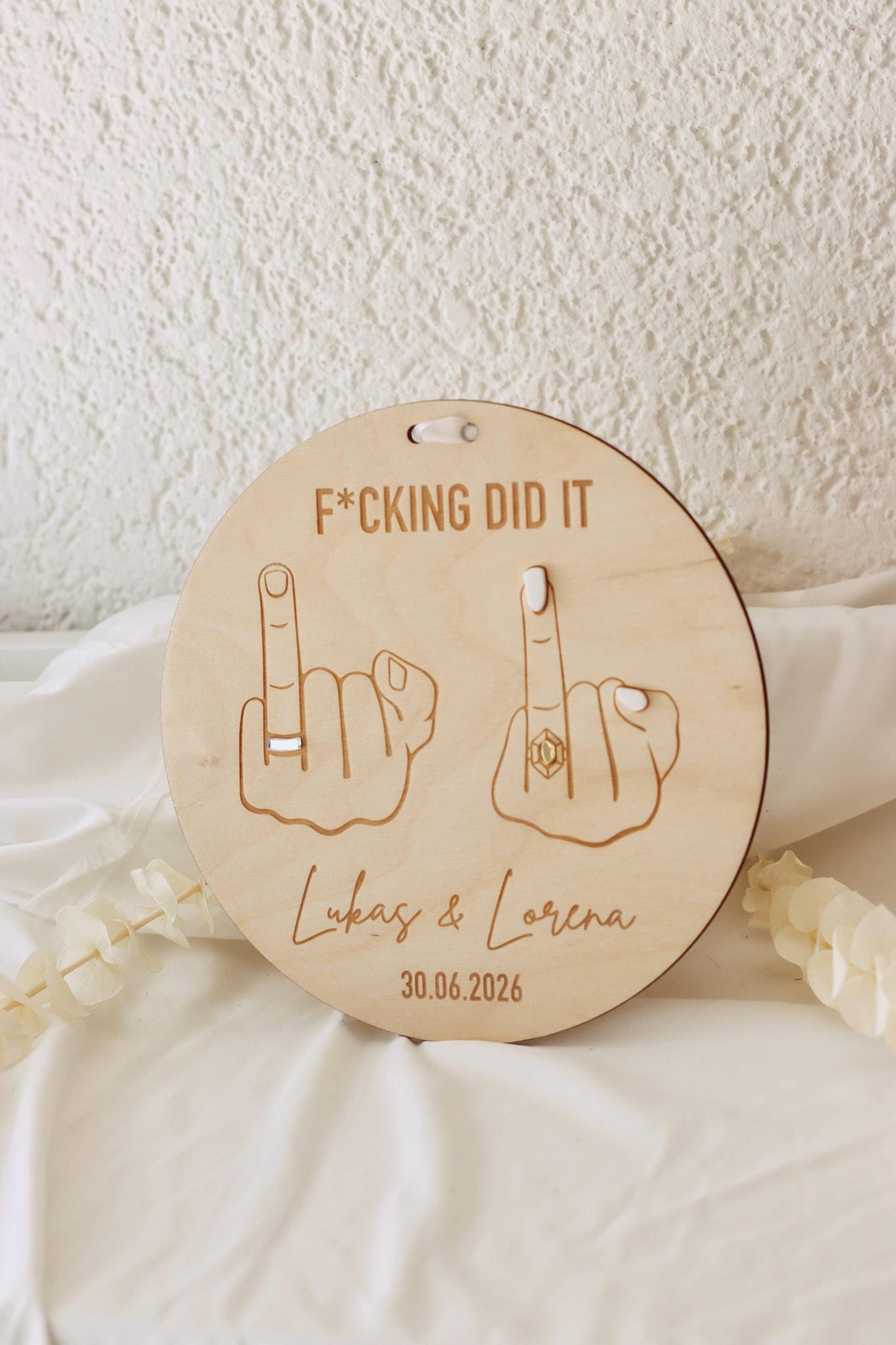 Hochzeitsschild f*cking did it – Mittelfinger Holzschild personalisiert – 3D Ringe und Nägel – Gravur Namen & Datum – 20 cm - Brautpar