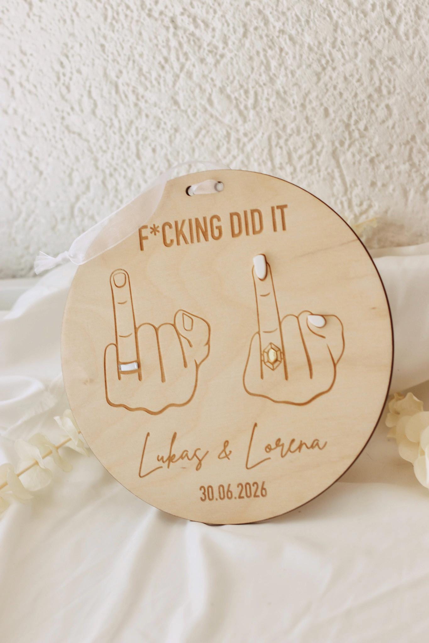 Hochzeitsschild f*cking did it – Mittelfinger Holzschild personalisiert – 3D Ringe und Nägel – Gravur Namen & Datum – 20 cm - Brautpar