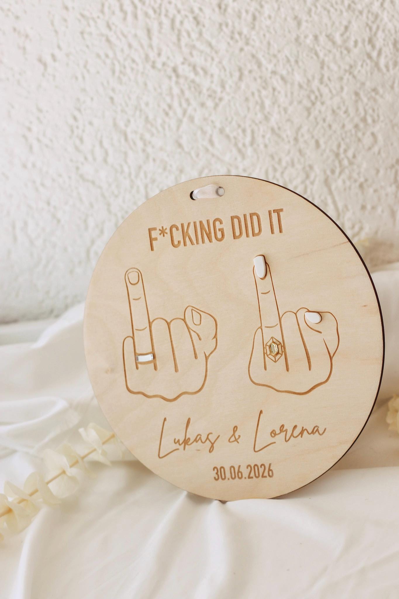 Hochzeitsschild f*cking did it – Mittelfinger Holzschild personalisiert – 3D Ringe und Nägel – Gravur Namen & Datum – 20 cm - Brautpar