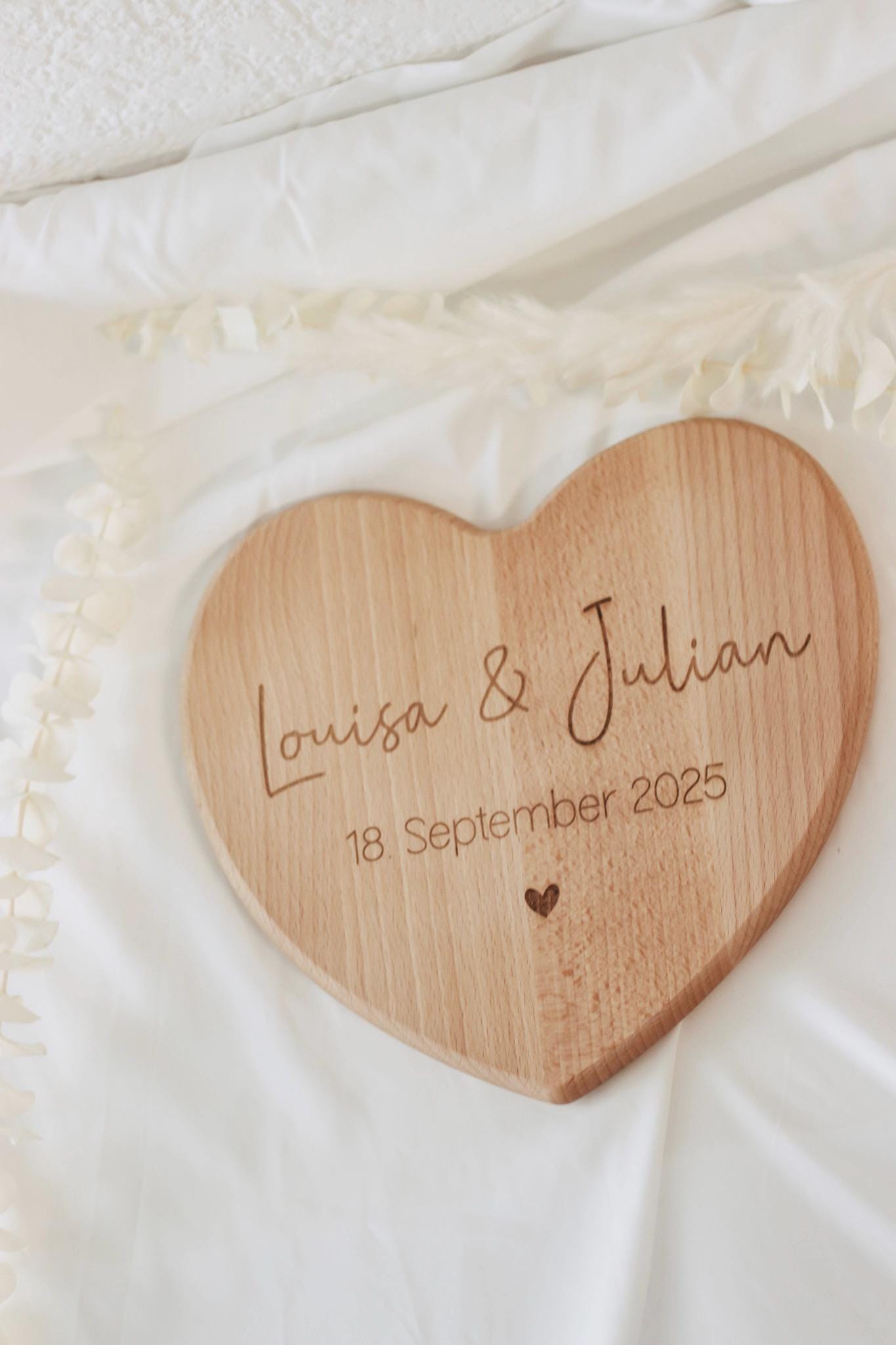 Personalisiertes Herzbrett aus Buchenholz – Hochzeitsgeschenk mit Gravur – Namen & Datum – Geschenk zur Hochzeit oder Jahrestag