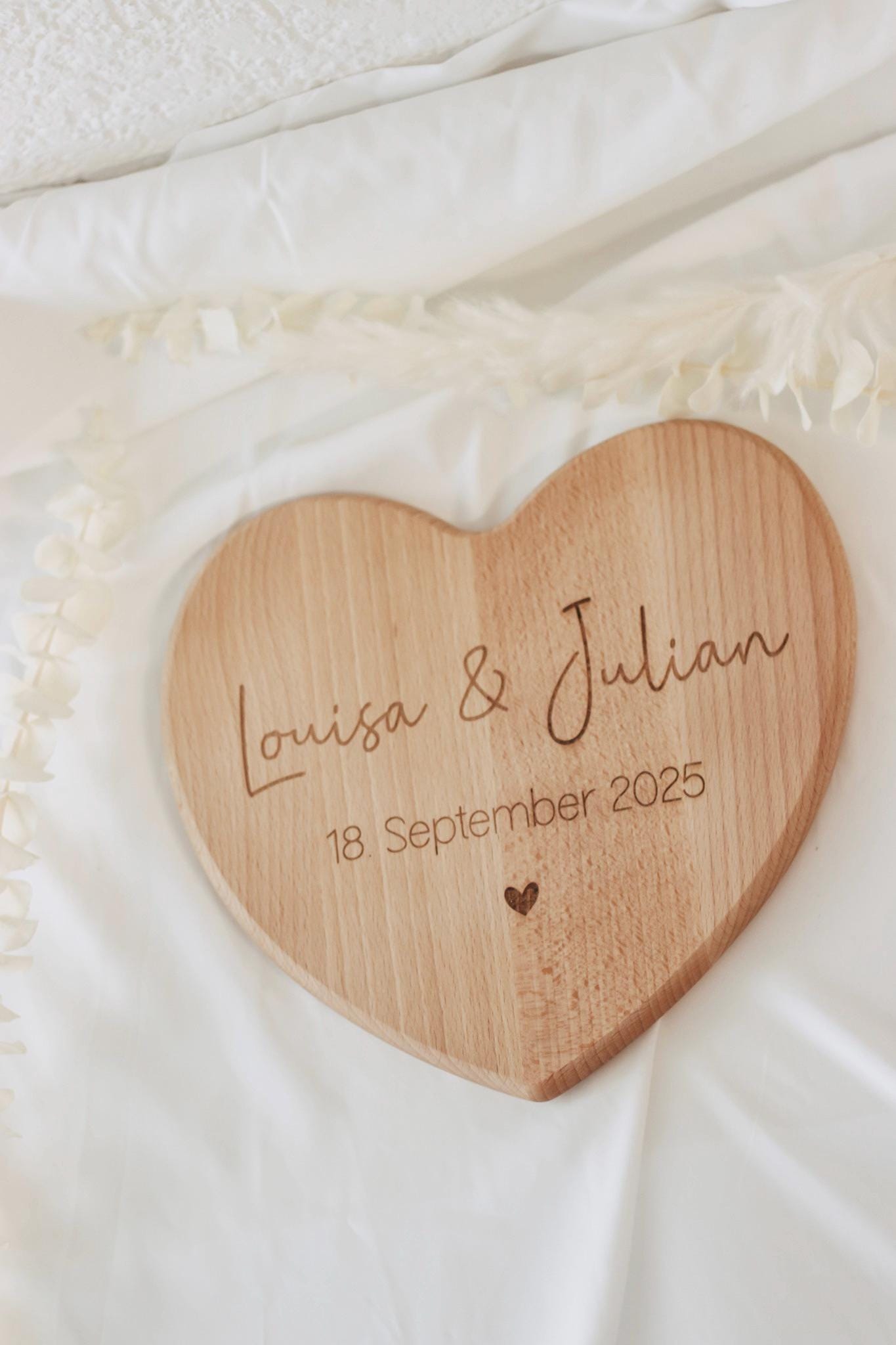 Personalisiertes Herzbrett aus Buchenholz – Hochzeitsgeschenk mit Gravur – Namen & Datum – Geschenk zur Hochzeit oder Jahrestag