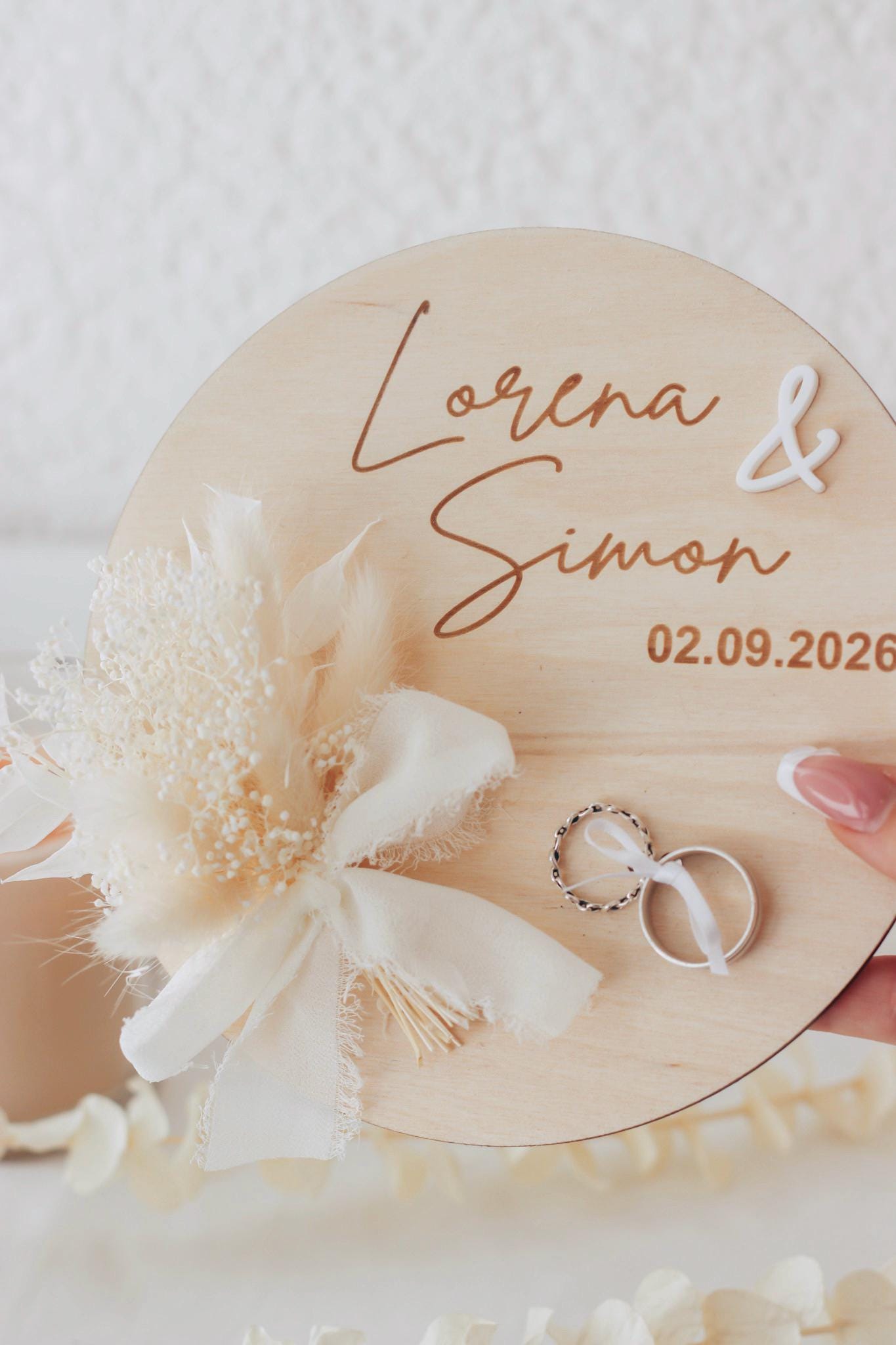 Personalisierter Ringhalter mit Trockenblumen & 3D-Akzent für standesamtliche Trauung – Gravur mit Namen, Datum – Eheringhalter Hochzeit
