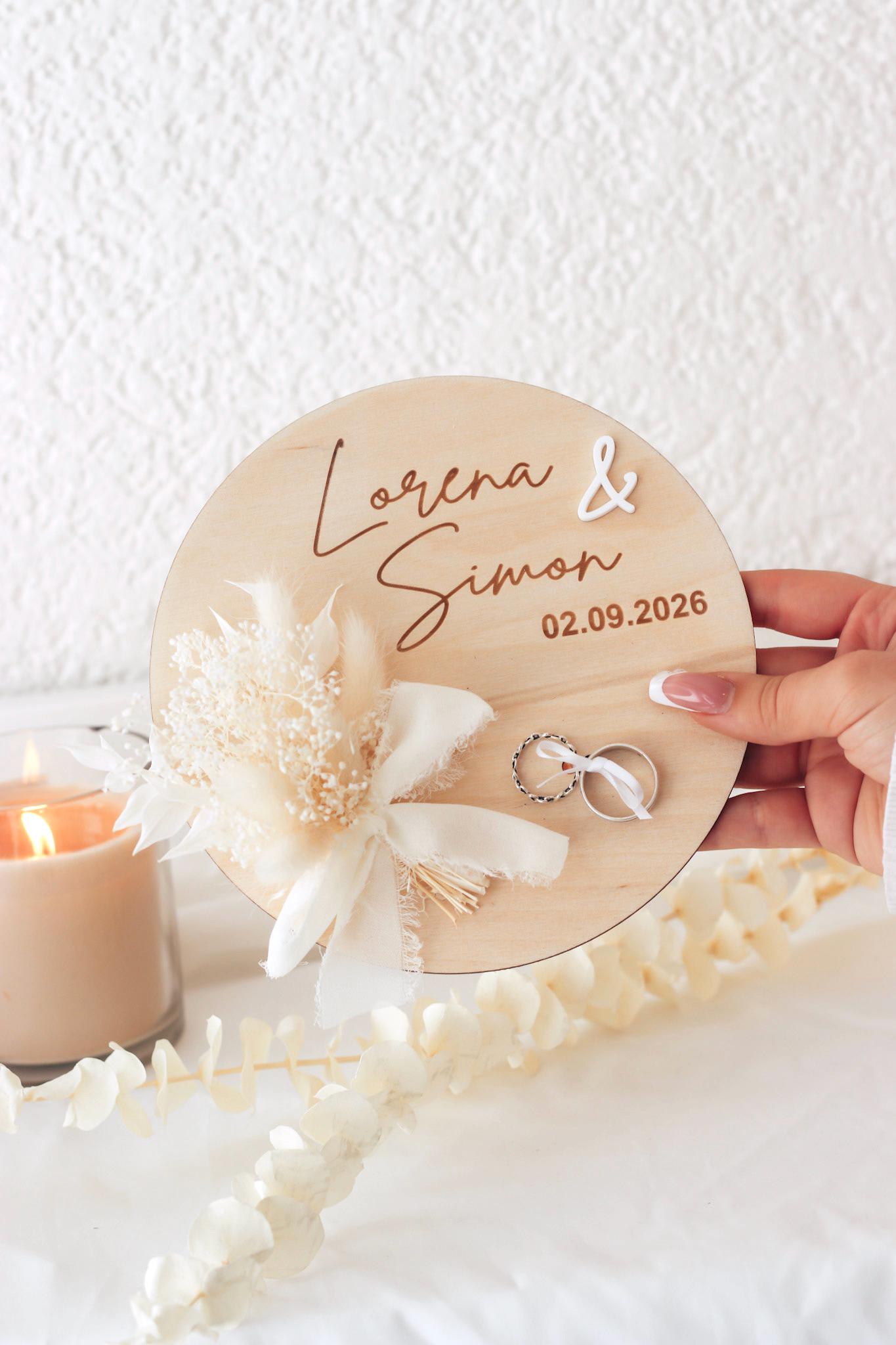 Personalisierter Ringhalter mit Trockenblumen & 3D-Akzent für standesamtliche Trauung – Gravur mit Namen, Datum – Eheringhalter Hochzeit