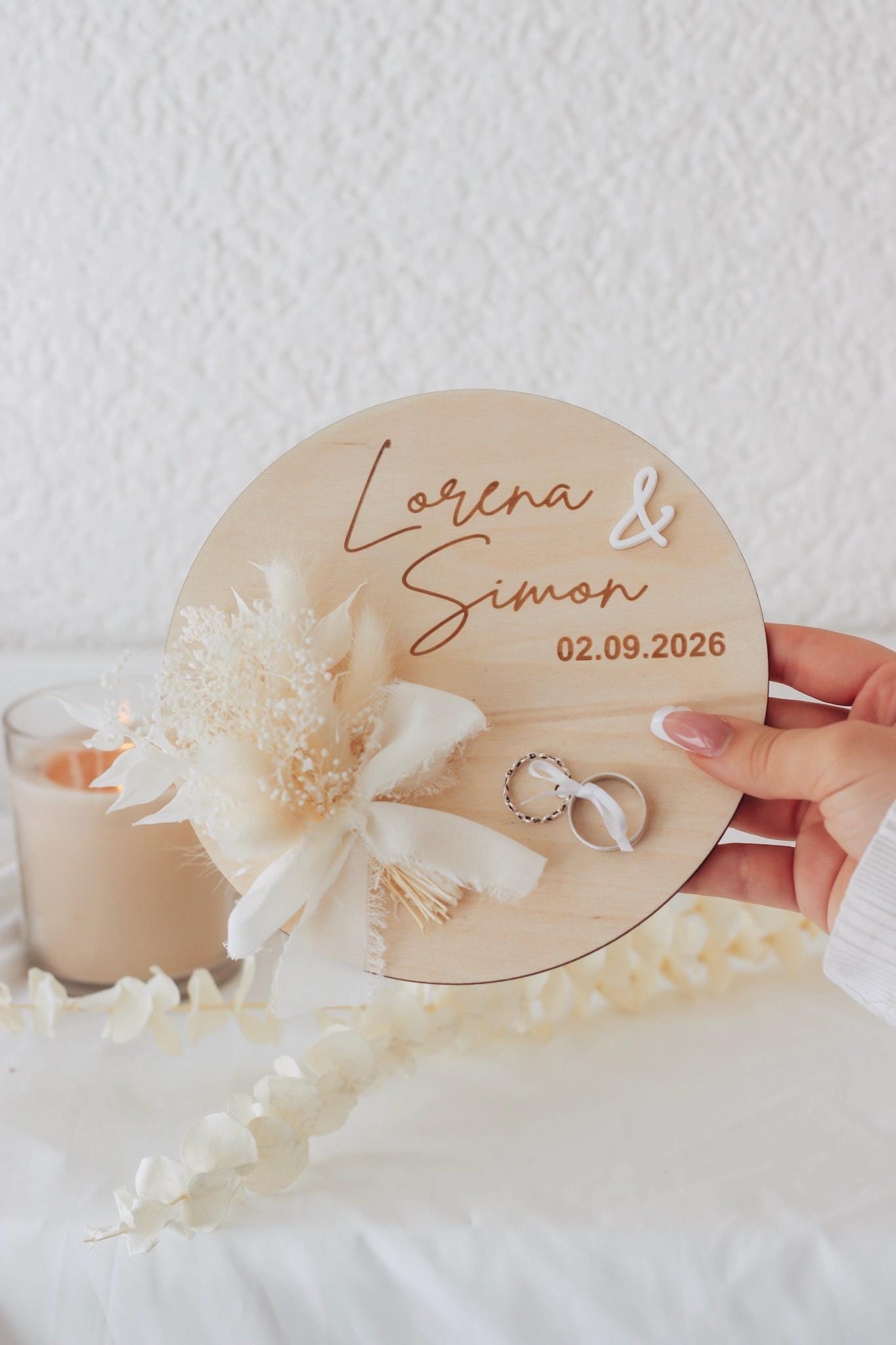 Personalisierter Ringhalter mit Trockenblumen & 3D-Akzent für standesamtliche Trauung – Gravur mit Namen, Datum – Eheringhalter Hochzeit