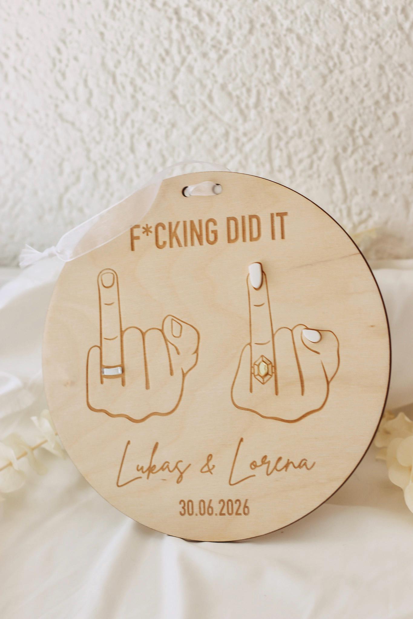 Hochzeitsschild f*cking did it – Mittelfinger Holzschild personalisiert – 3D Ringe und Nägel – Gravur Namen & Datum – 20 cm - Brautpar