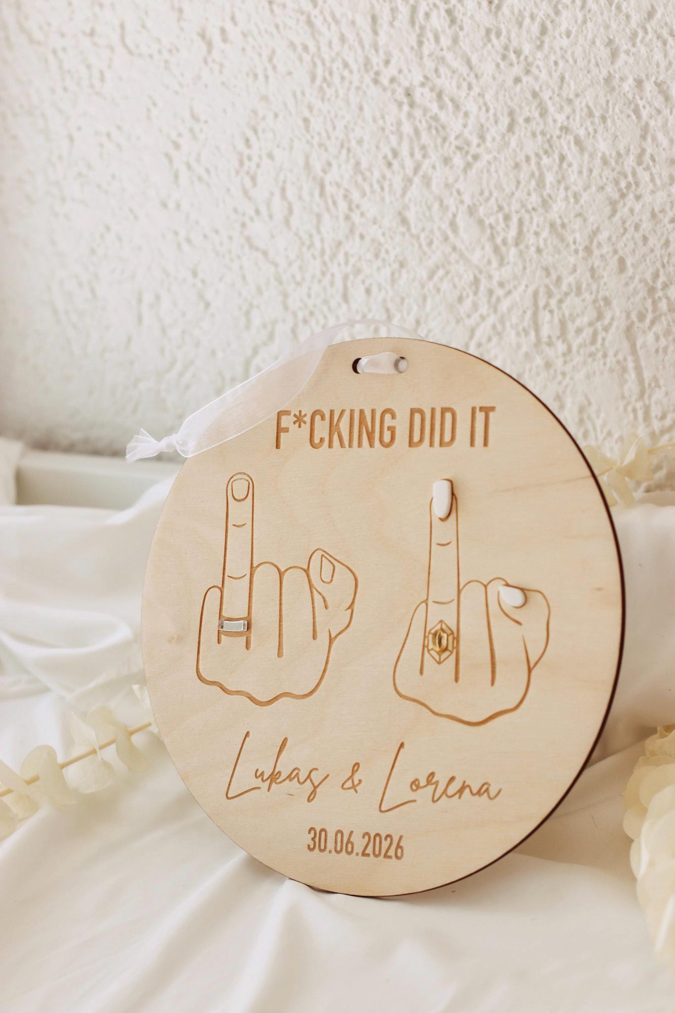 Hochzeitsschild f*cking did it – Mittelfinger Holzschild personalisiert – 3D Ringe und Nägel – Gravur Namen & Datum – 20 cm - Brautpar