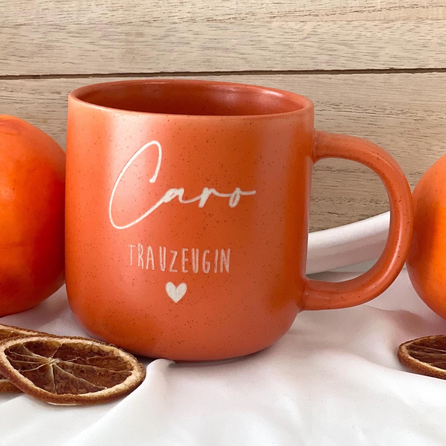 Trauzeugin Tasse mit Name & Herz – Aperol Geschenk – orange – personalisierte Keramiktasse – JGA Hochzeit – 370 ml – graviert