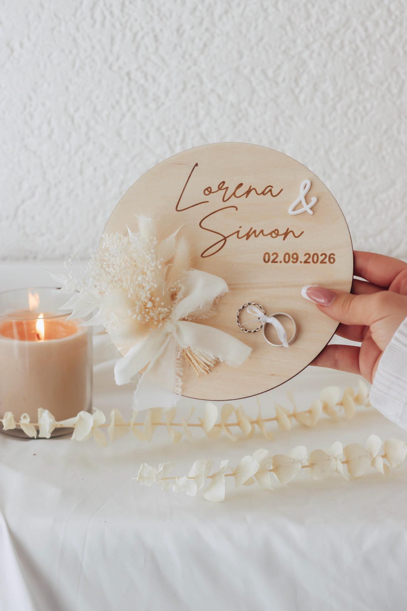 Personalisierter Ringhalter mit Trockenblumen & 3D-Akzent für standesamtliche Trauung – Gravur mit Namen, Datum – Eheringhalter Hochzeit