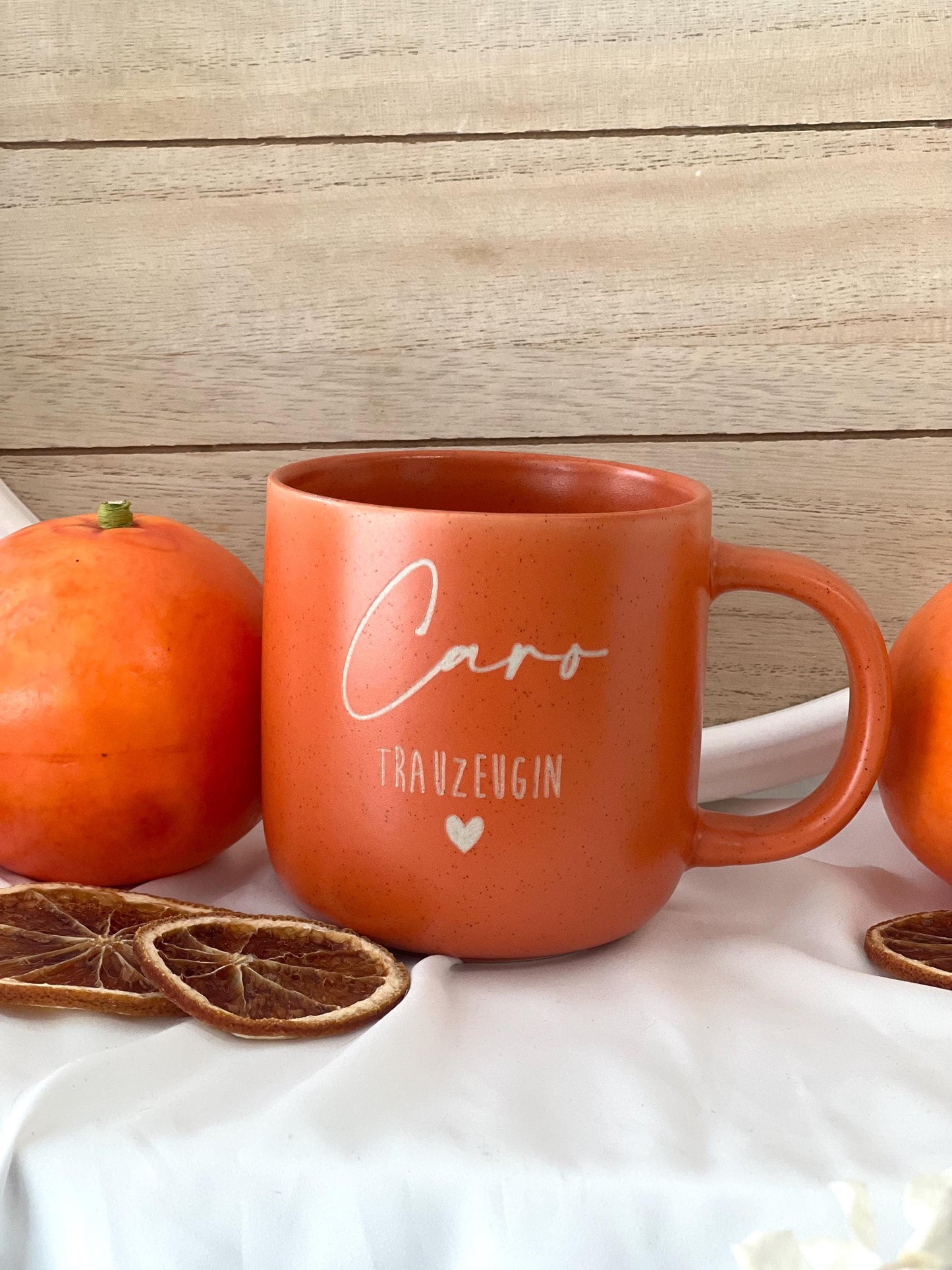 Trauzeugin Tasse mit Name & Herz – Aperol Geschenk – orange – personalisierte Keramiktasse – JGA Hochzeit – 370 ml – graviert