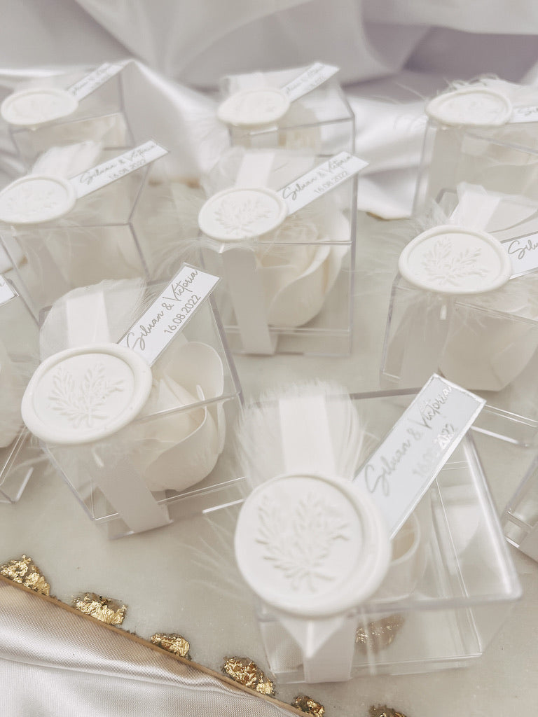Gastgeschenk Rosenboxen mit Federn und personalisiertem Etikett