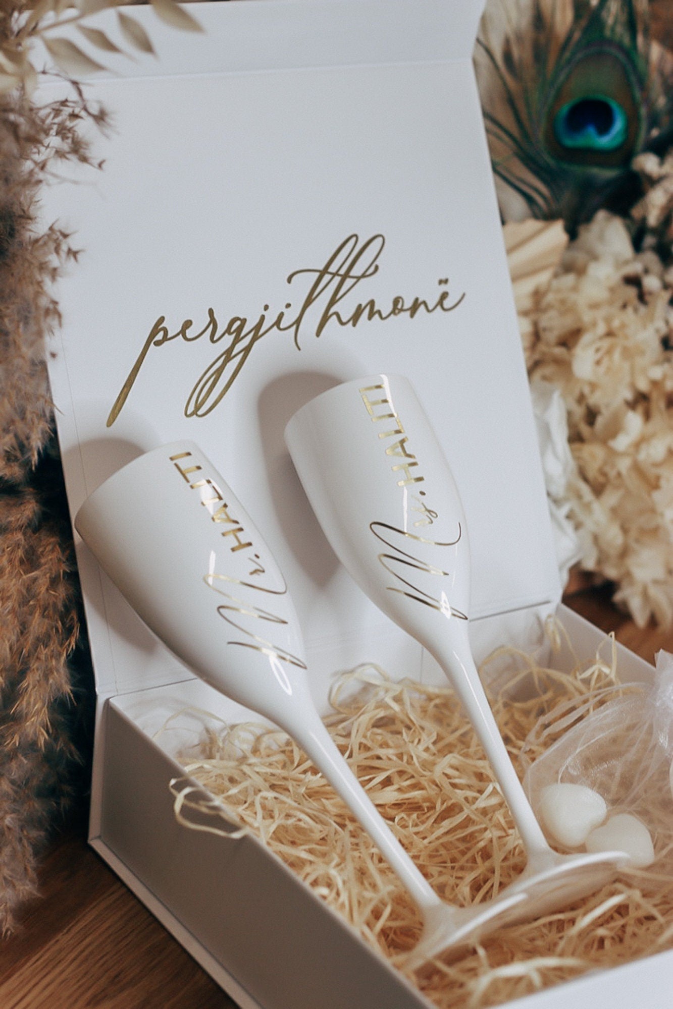 Geschenkbox für das Brautpaar - personalisiertes Hochzeitsgeschenk - zwei personalisierte Sektbecher & 2 Herzseifen