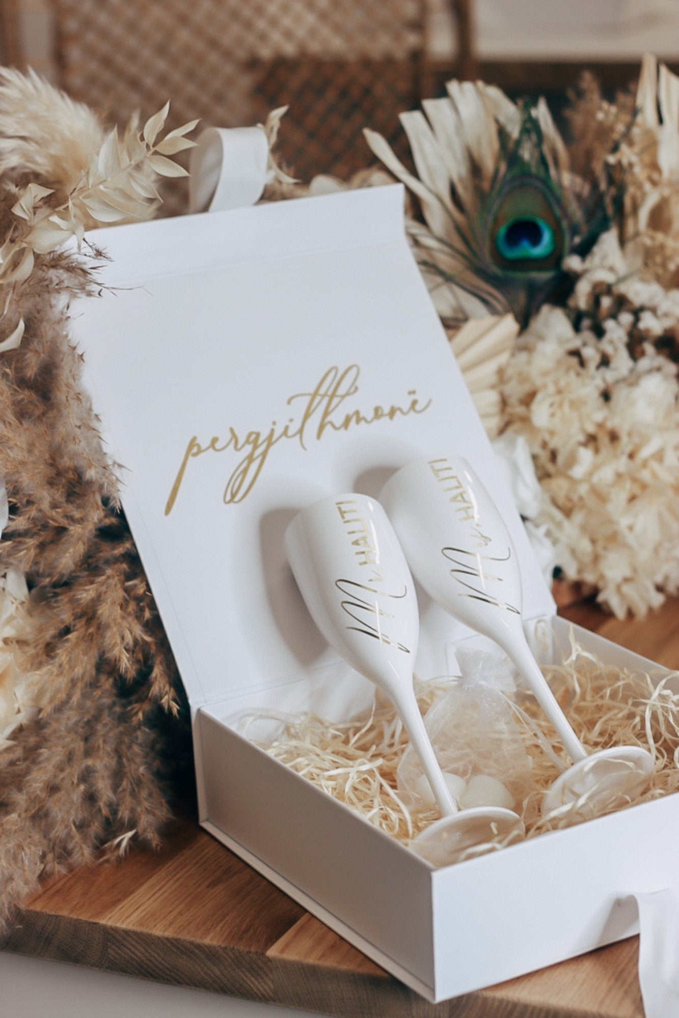 Geschenkbox für das Brautpaar - personalisiertes Hochzeitsgeschenk - zwei personalisierte Sektbecher & 2 Herzseifen