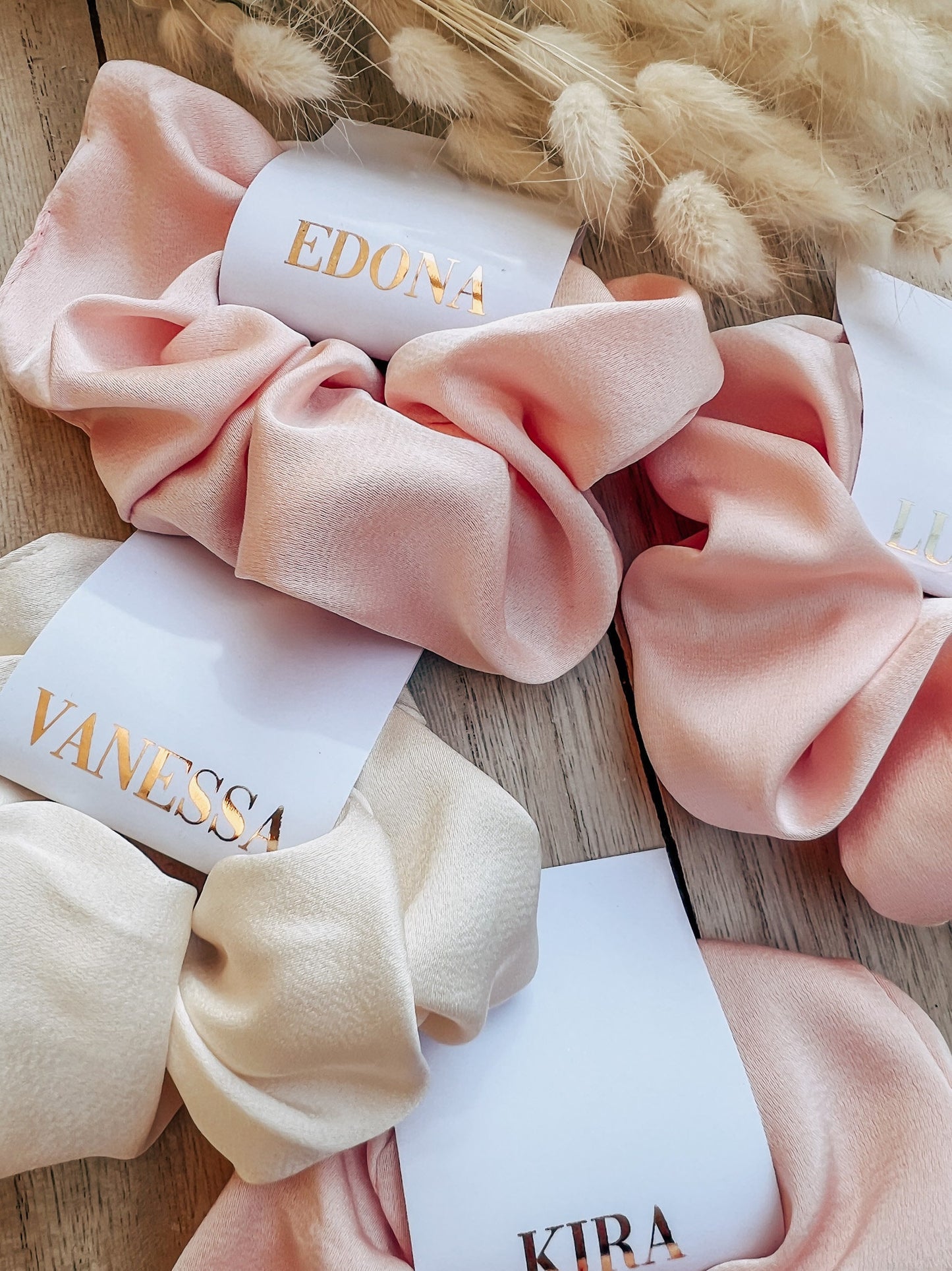 Scrunchies personalisiert - kleines Geschenk für die Freundin, Trauzeugin oder Team Bride -