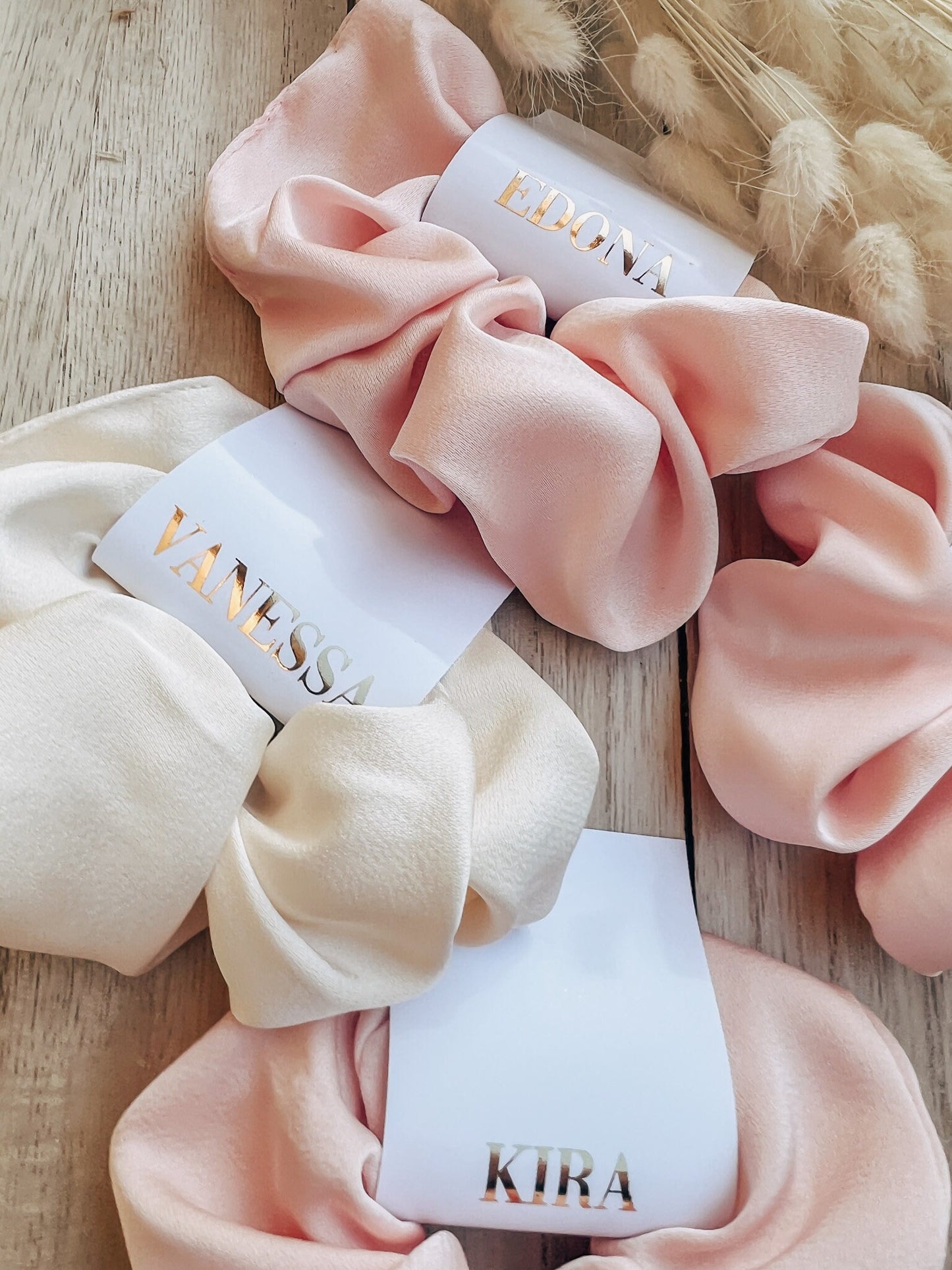 Scrunchies personalisiert - kleines Geschenk für die Freundin, Trauzeugin oder Team Bride -